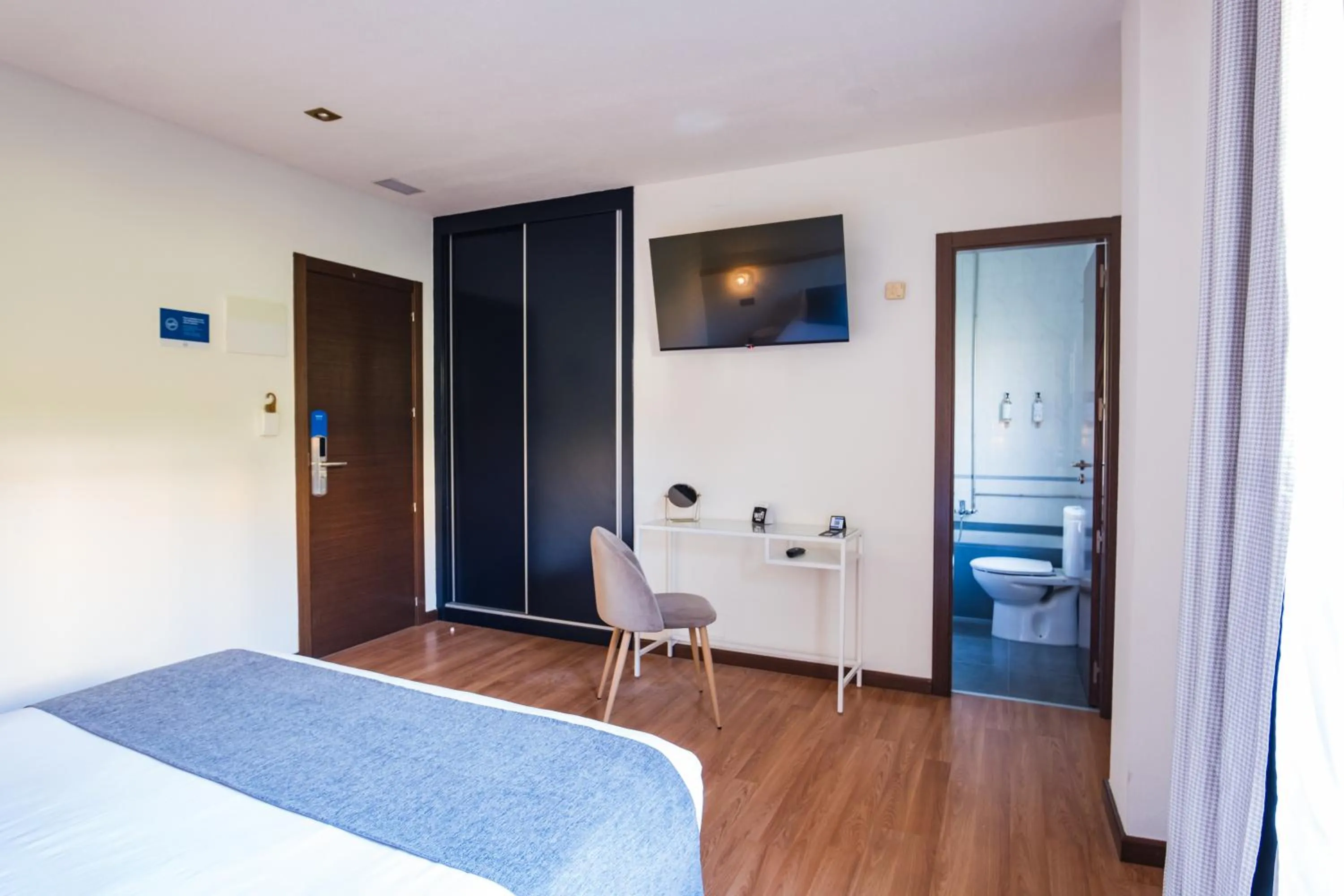 Bedroom, Bed in Alda Corcubión