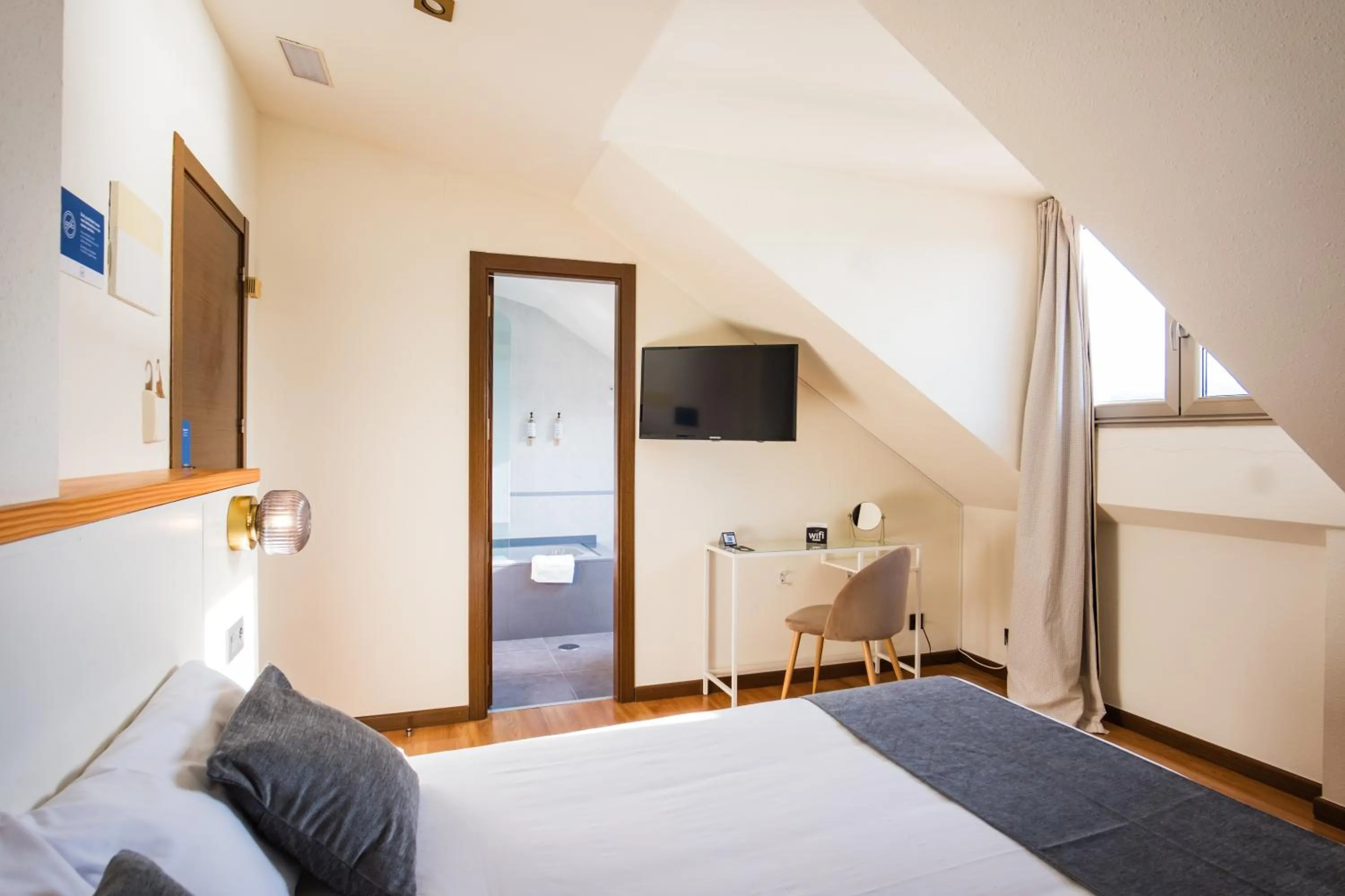Bedroom, Bed in Alda Corcubión