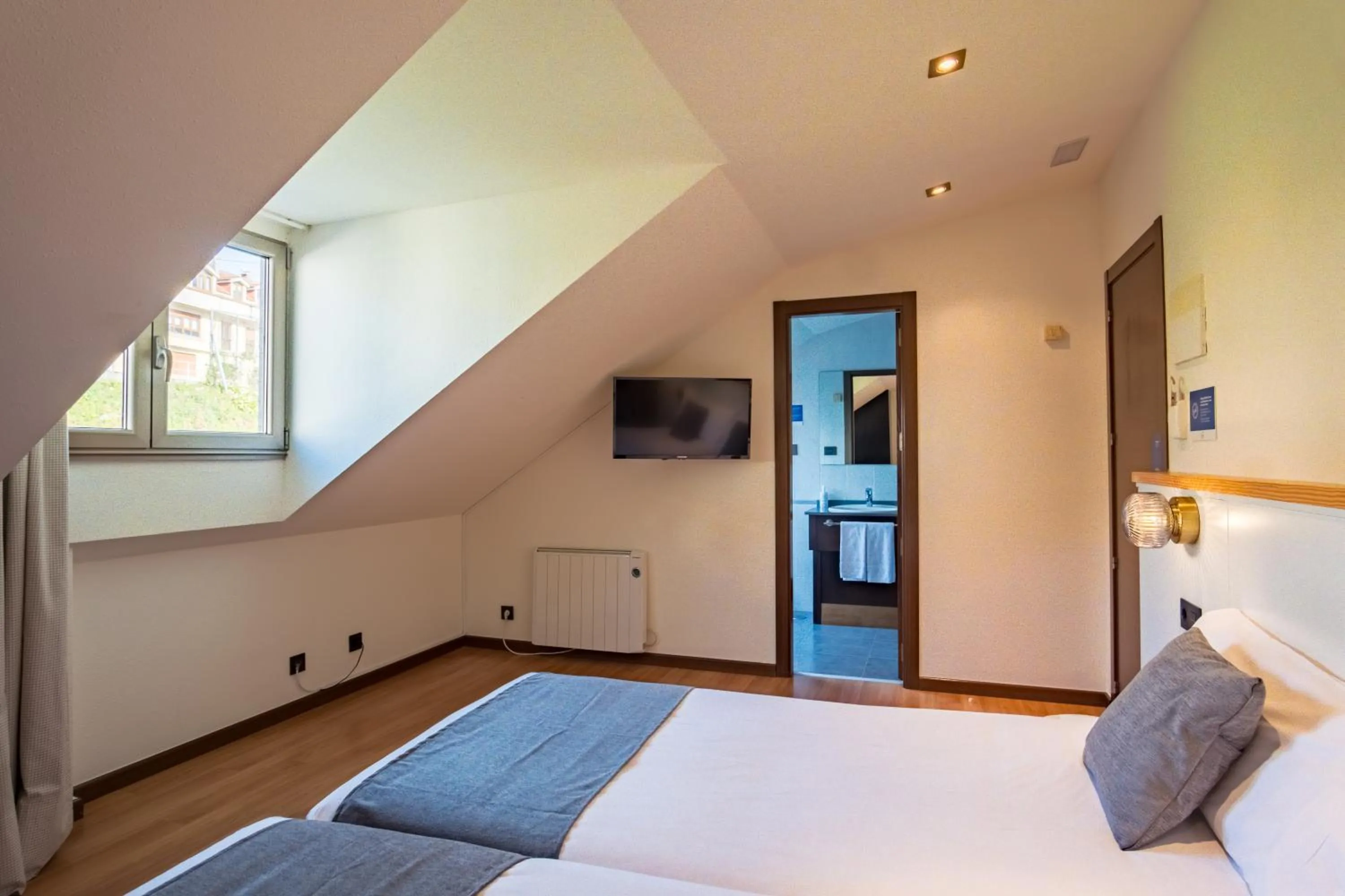 Bedroom, Bed in Alda Corcubión