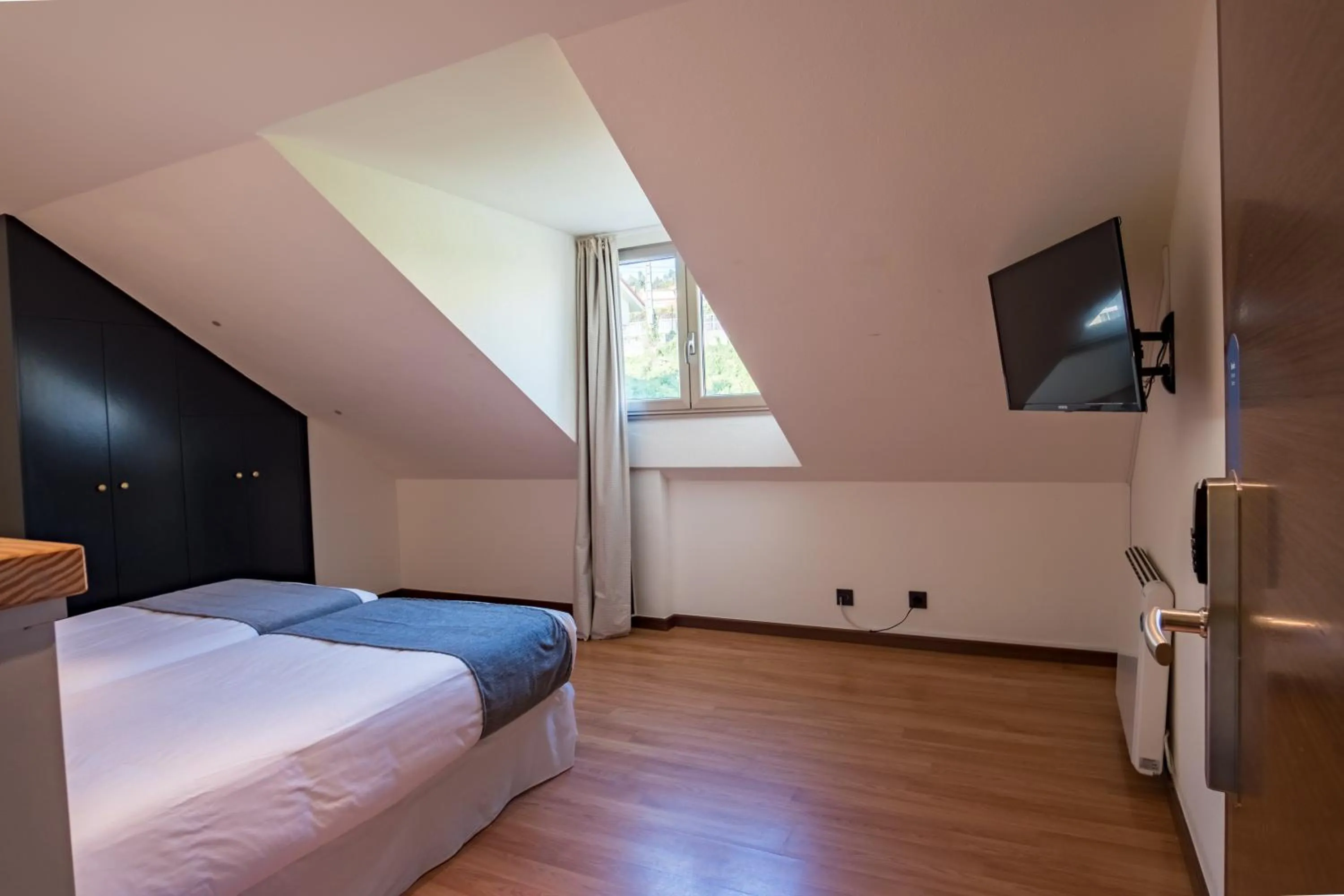 Bedroom, Bed in Alda Corcubión