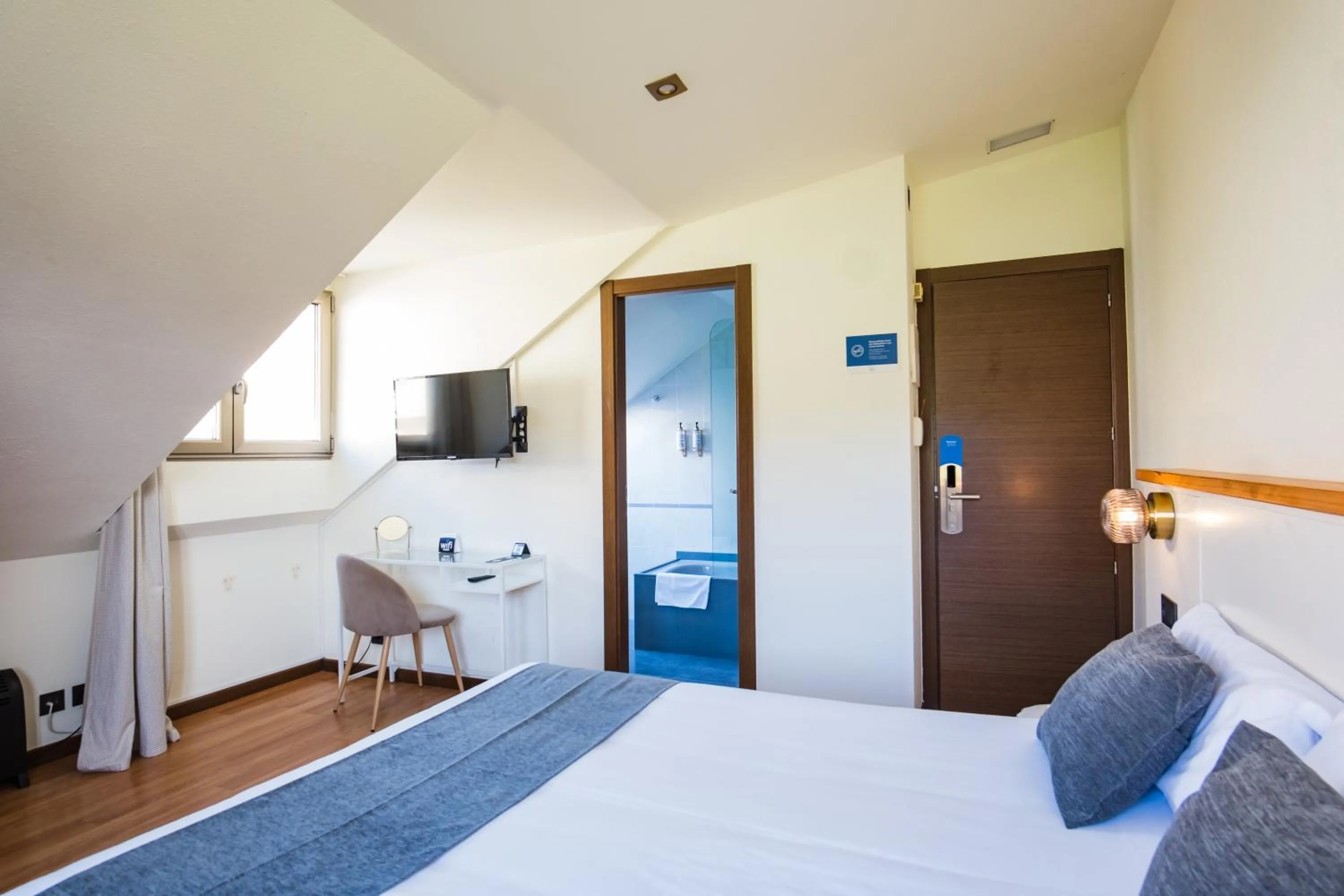 Bedroom, Bed in Alda Corcubión