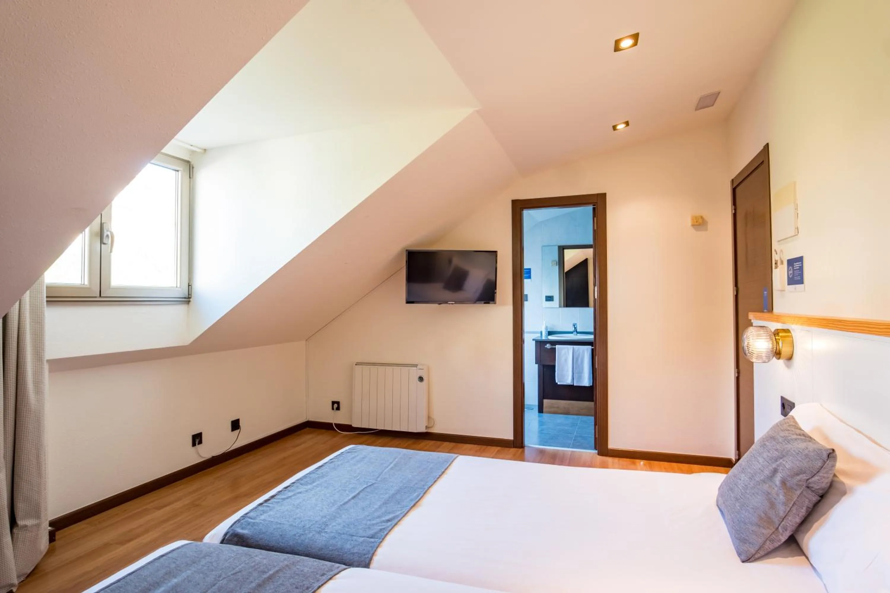 Bedroom, Bed in Alda Corcubión