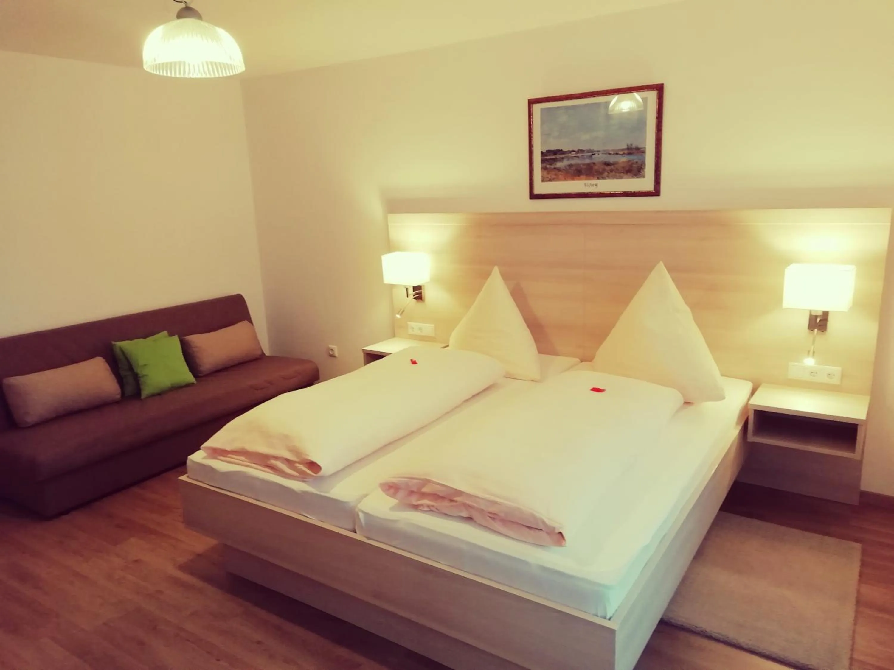 Photo of the whole room, Bed in Büchelsteiner Hof