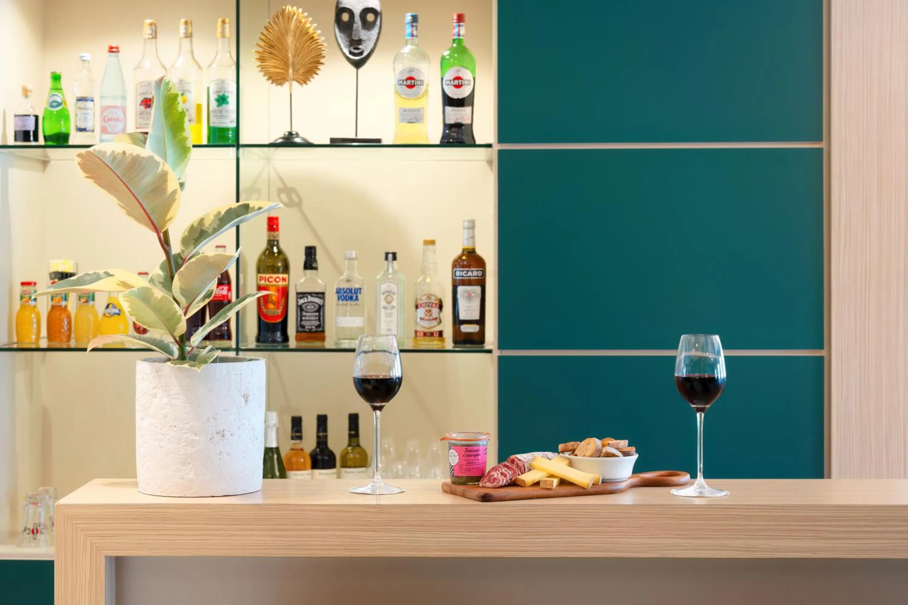 Lounge or bar in Best Western Plus Hôtel Belfort Centre Gare