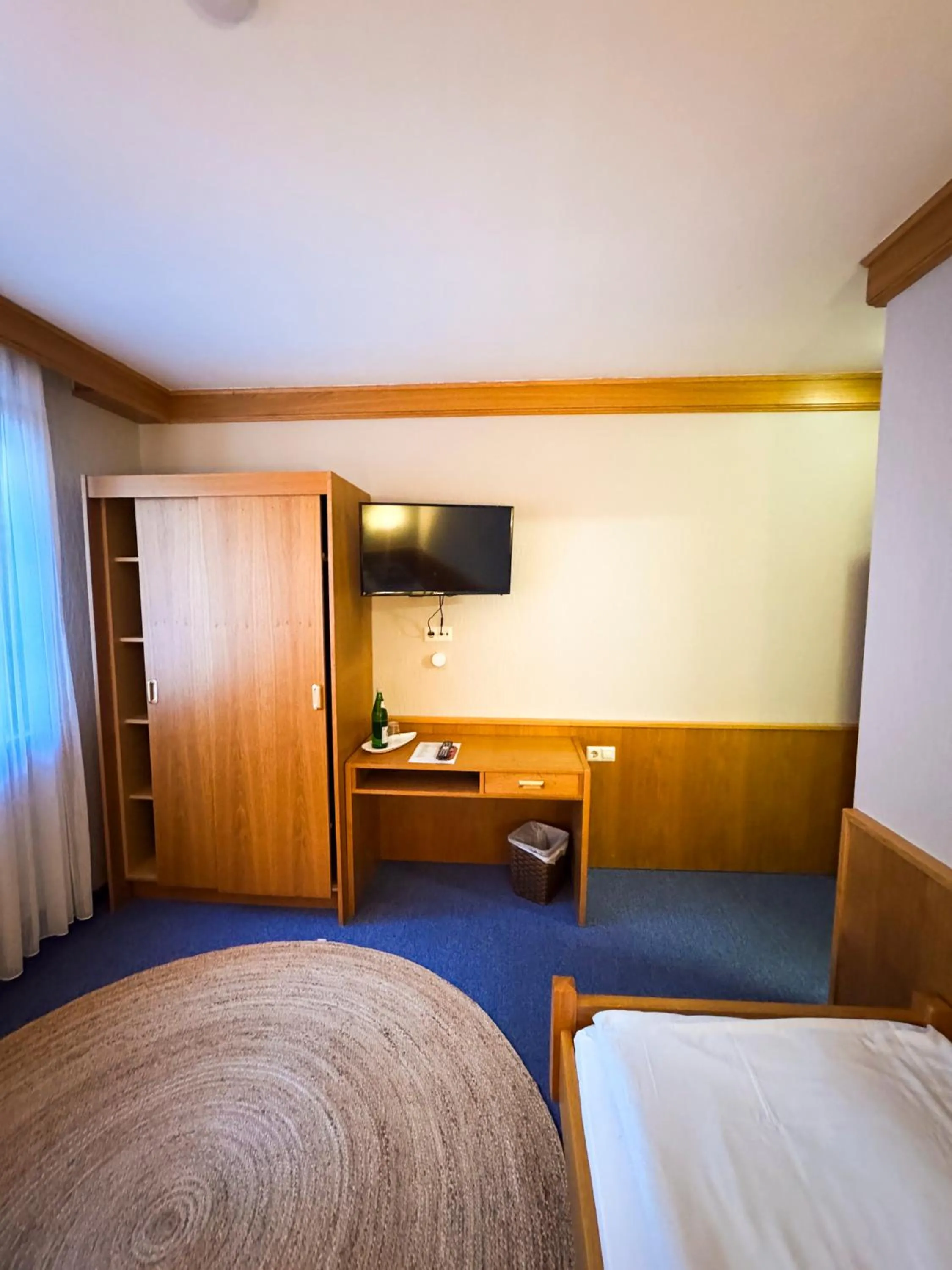 Bedroom, Bed in Hotel Gülser Weinstube