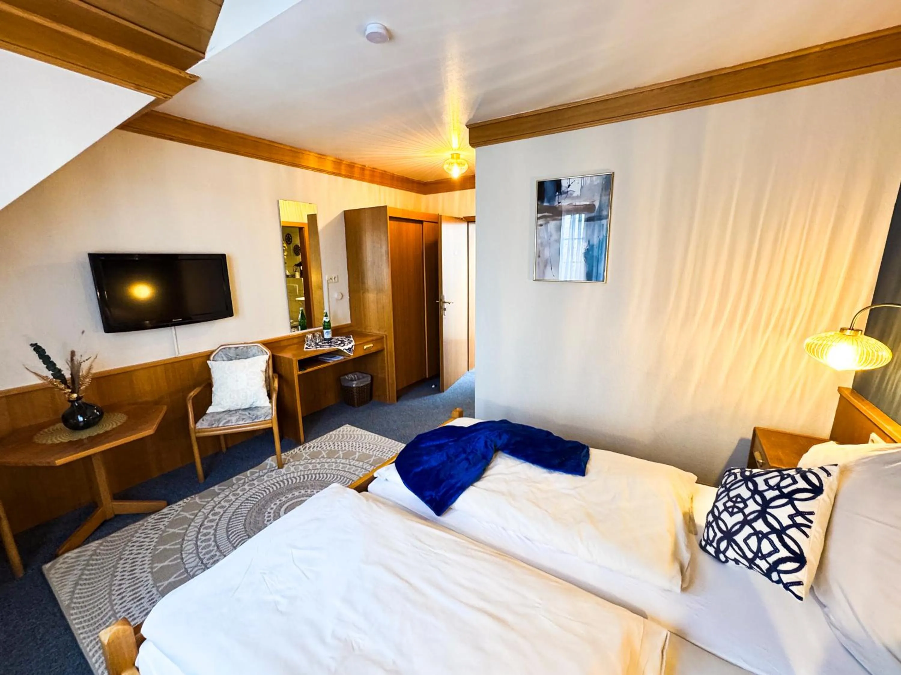 Bedroom, Bed in Hotel Gülser Weinstube