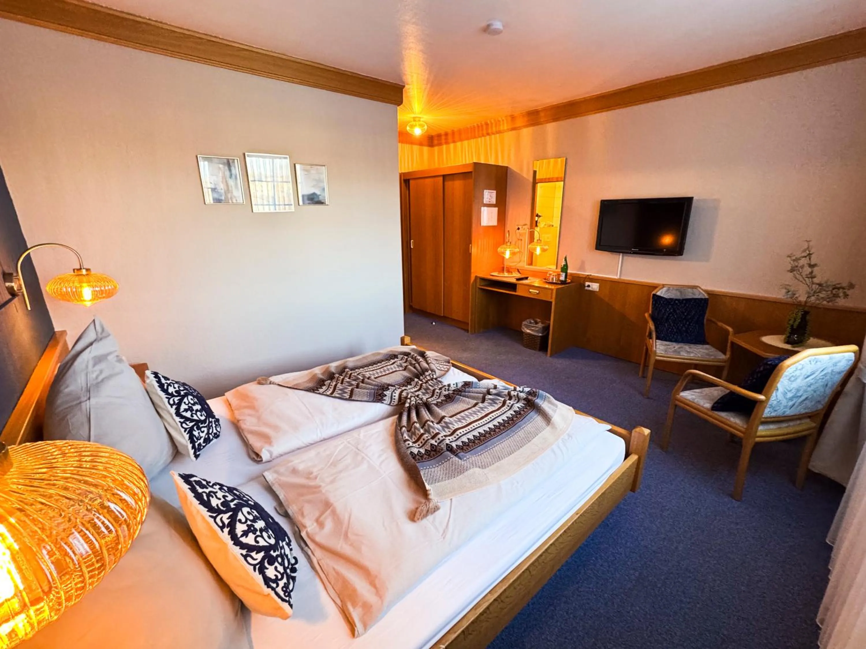 Bedroom, Bed in Hotel Gülser Weinstube