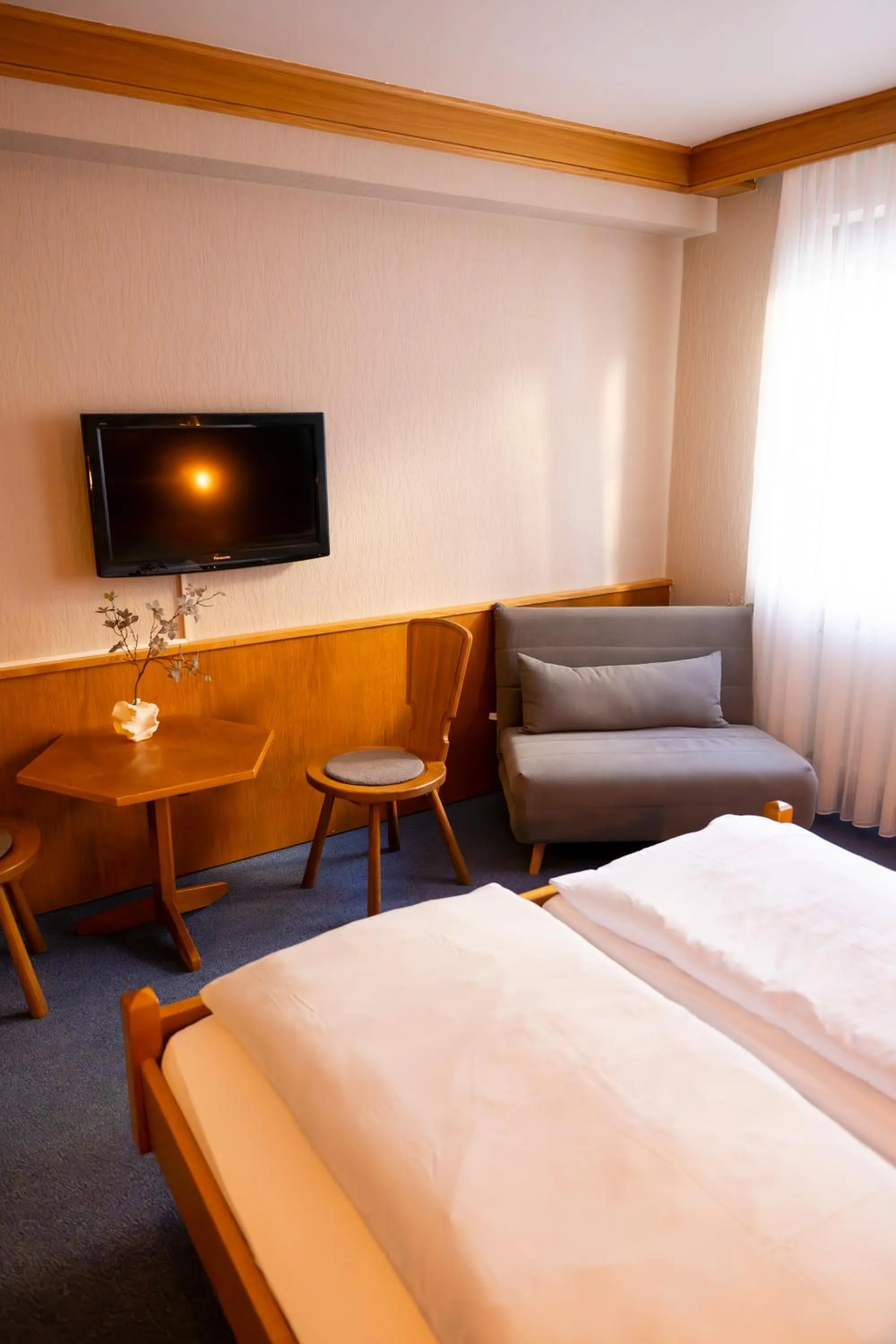 Seating area, Bed in Hotel Gülser Weinstube