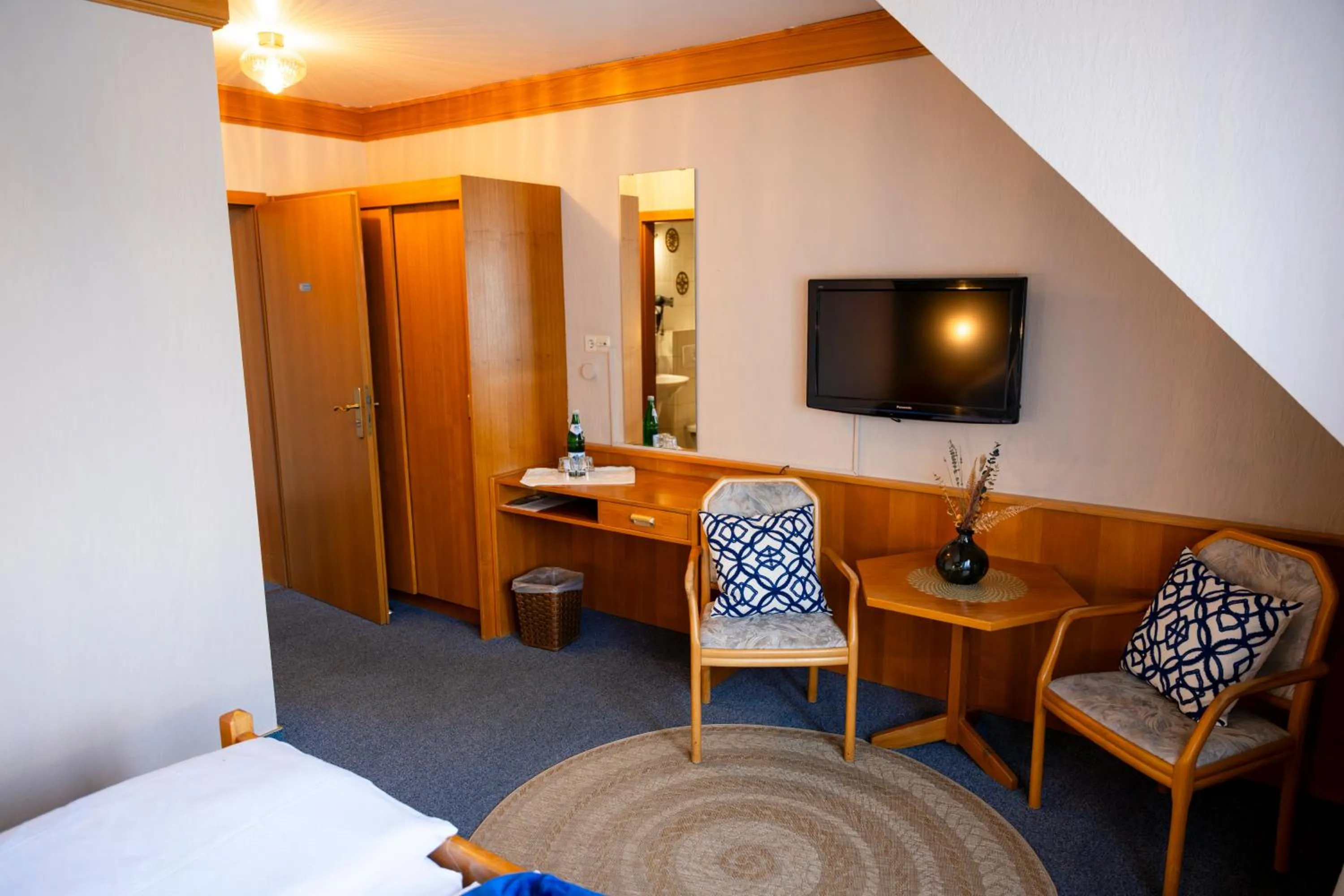 Bedroom, Bed in Hotel Gülser Weinstube