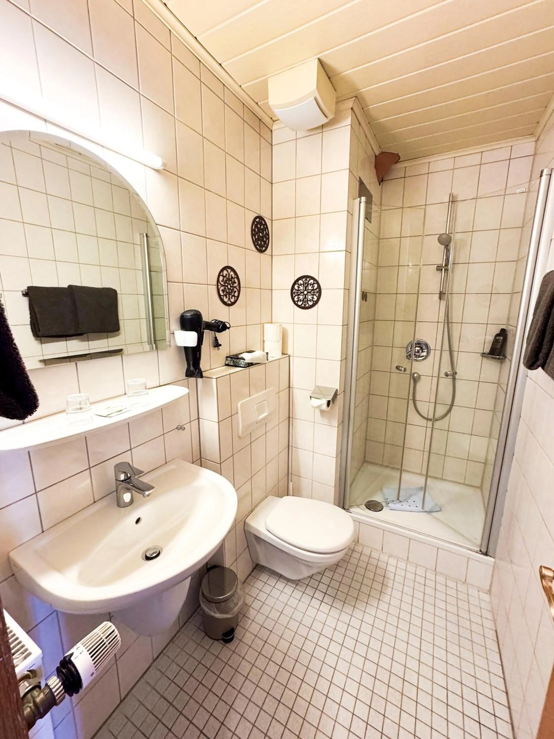 Bathroom in Hotel Gülser Weinstube