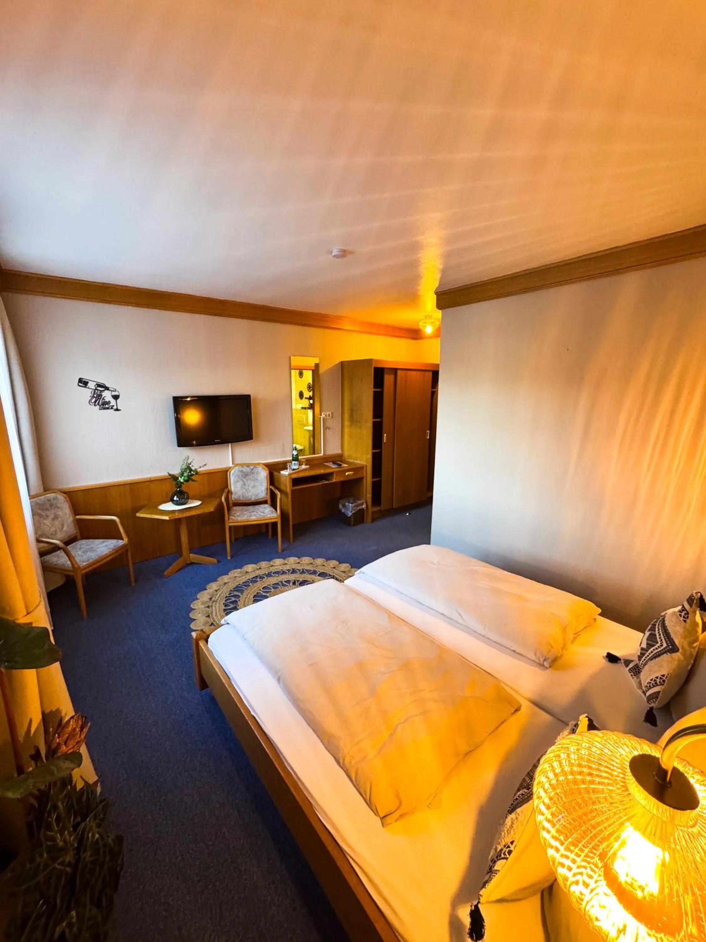 Bedroom, Bed in Hotel Gülser Weinstube