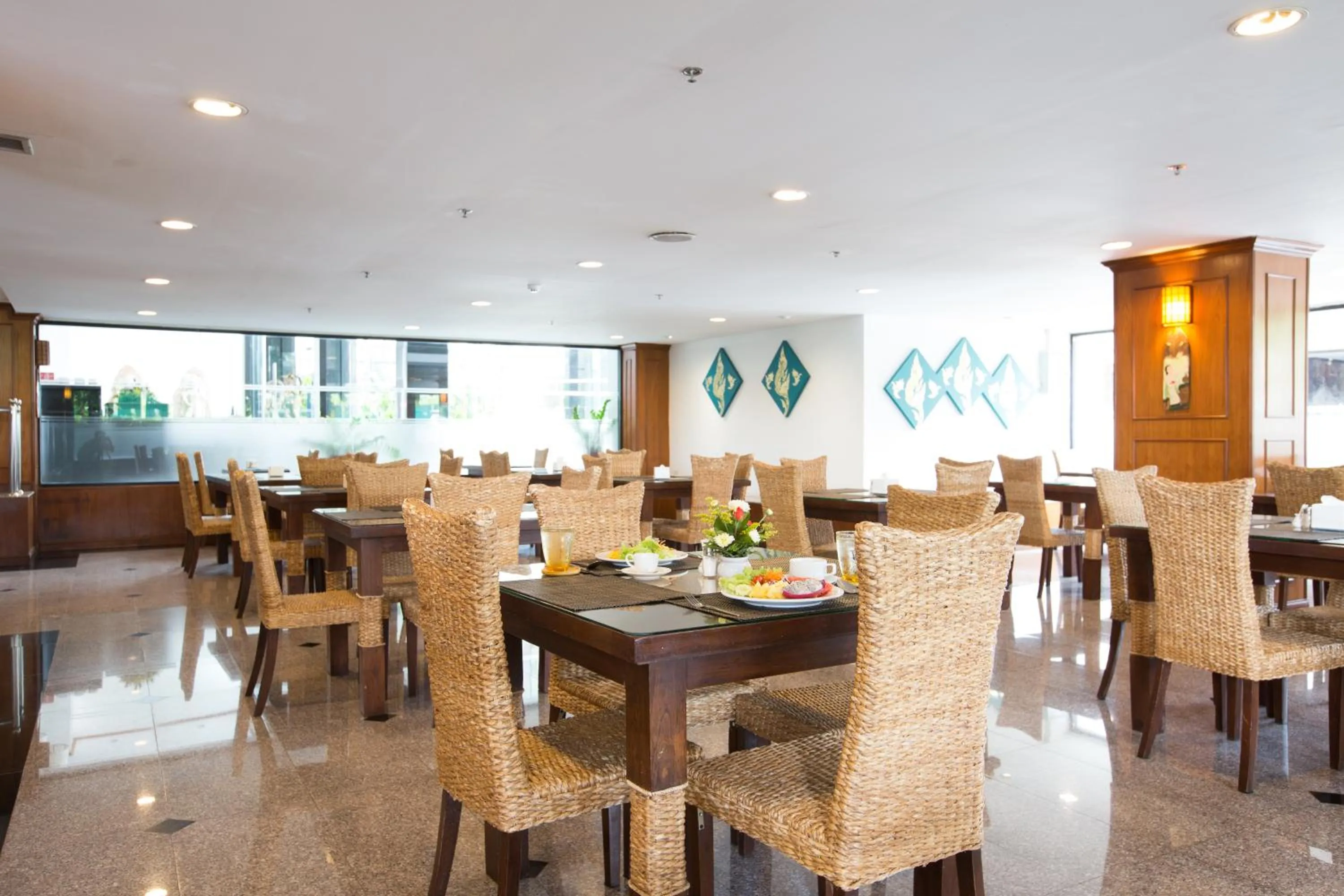 Restaurant/places to eat in CH Hotel