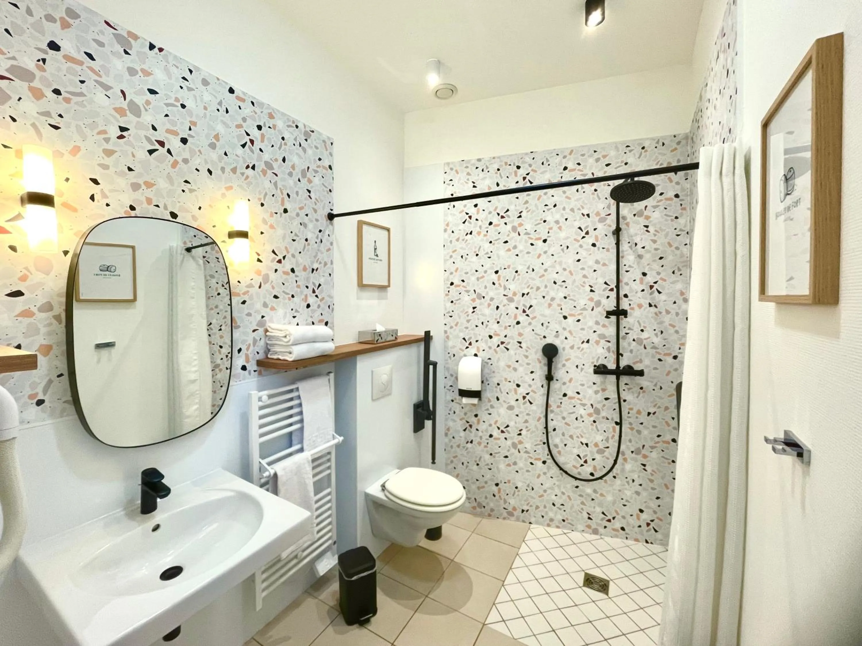Bathroom in Logis Hôtels- Hôtel Marguerite d'Anjou Angers château