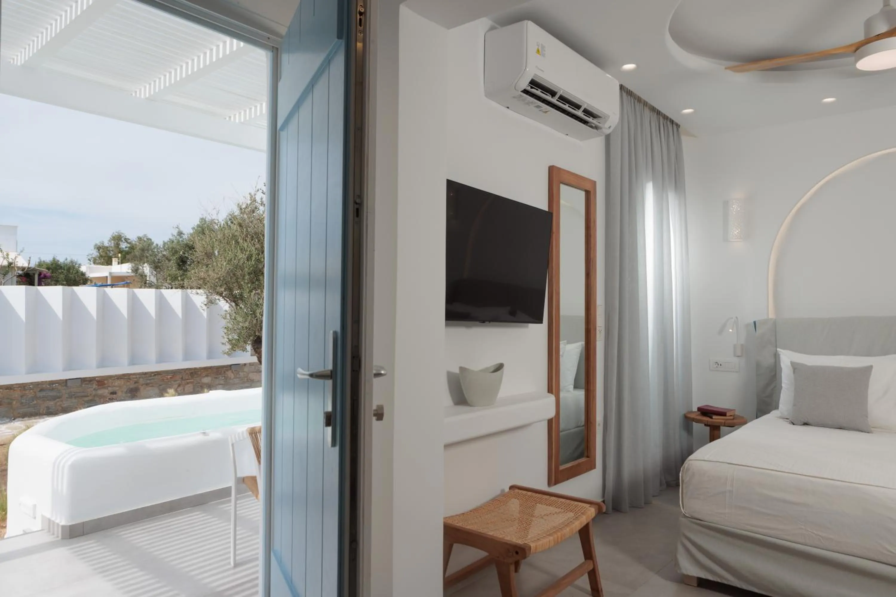 Hot Tub, Bed in Agia Anna Living