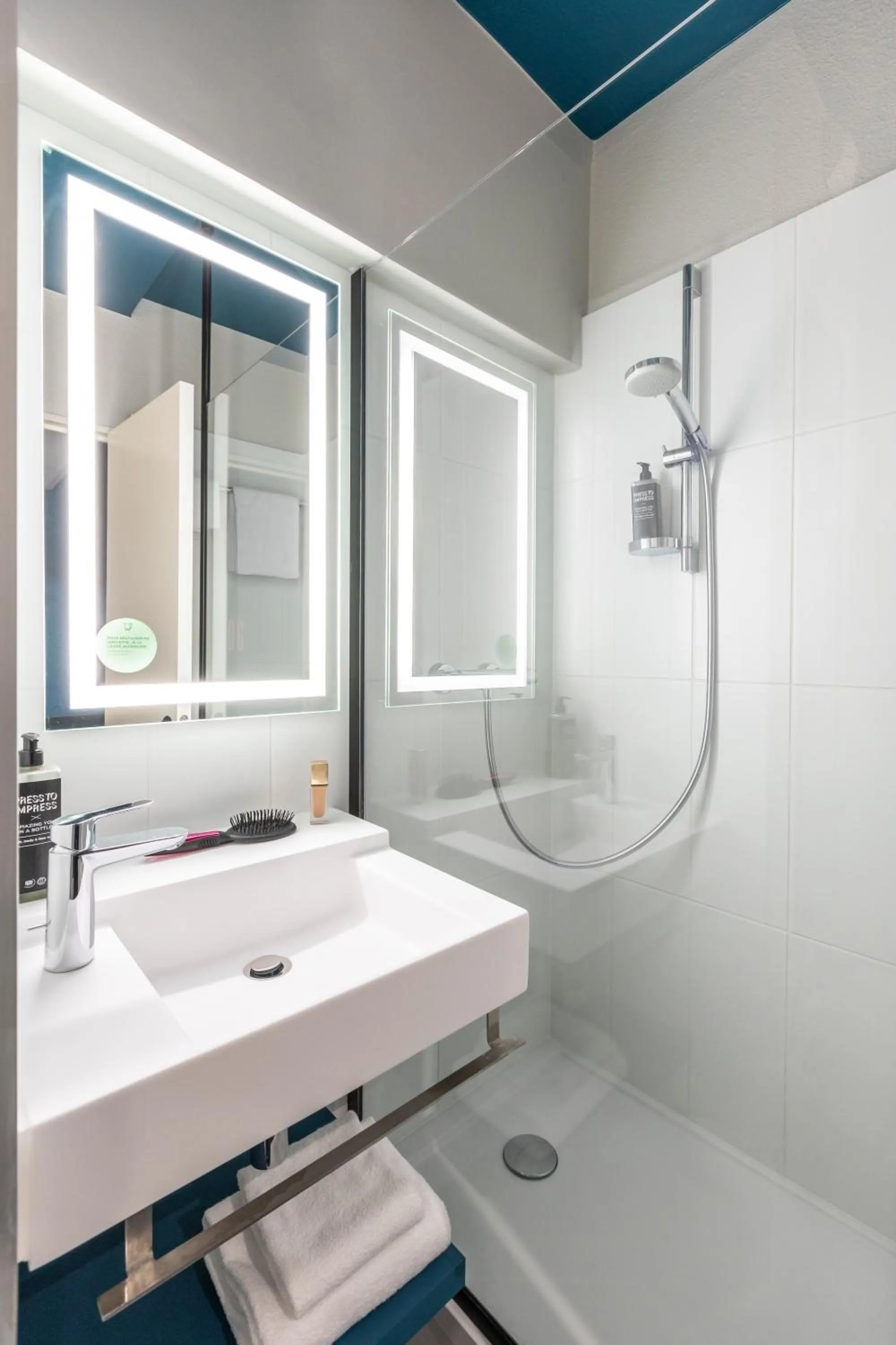 Bathroom in ibis Styles Bordeaux Centre Mériadeck