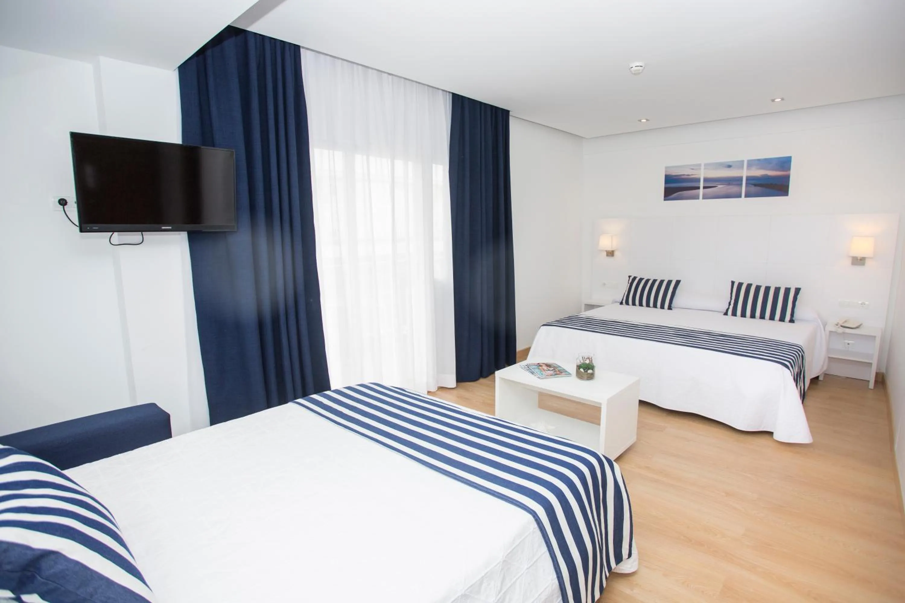 Photo of the whole room, Bed in Hotel Voramar