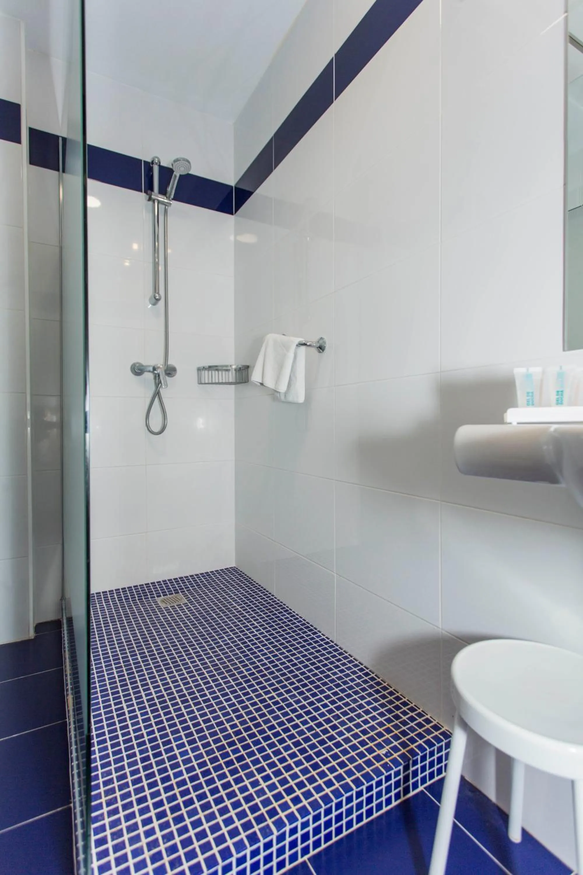 Bathroom, Bed in Hotel Voramar