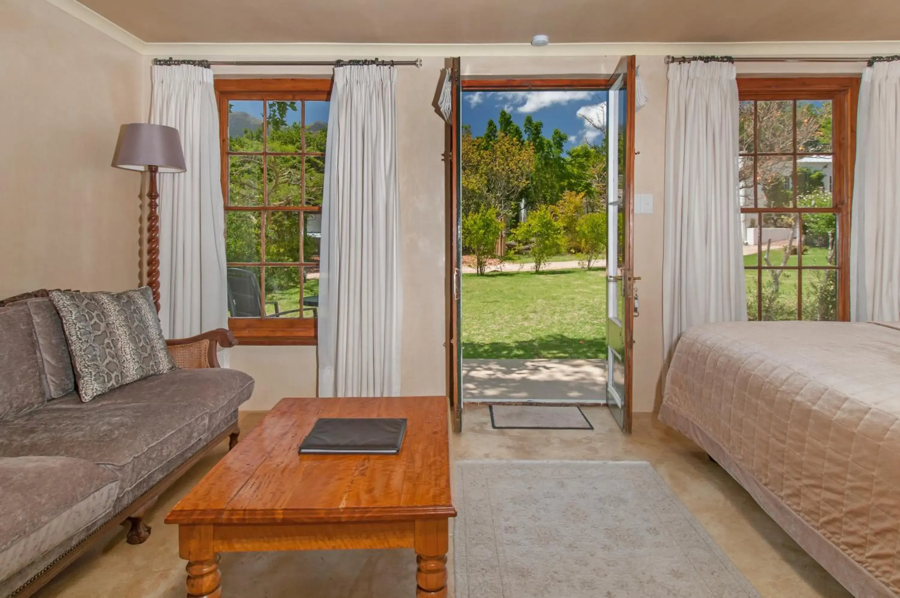 Garden view, Bed in Hotel Roosje van de Kaap Garden view, Bed in Hotel Roosje van de Kaap