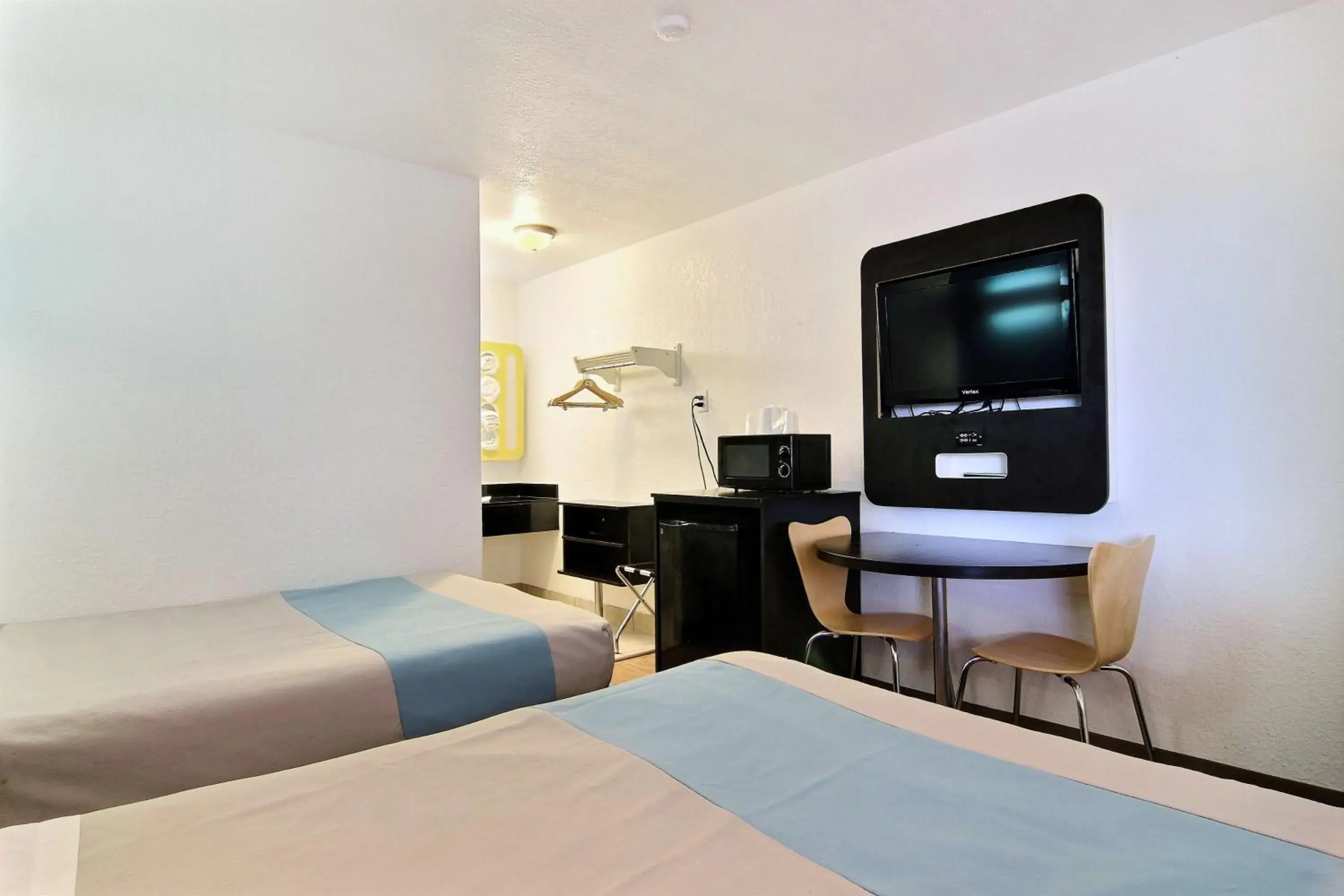 Deluxe Quadruple Room - Smoking in Motel 6-Carlsbad, NM Deluxe Quadruple Room - Smoking in Motel 6-Carlsbad, NM