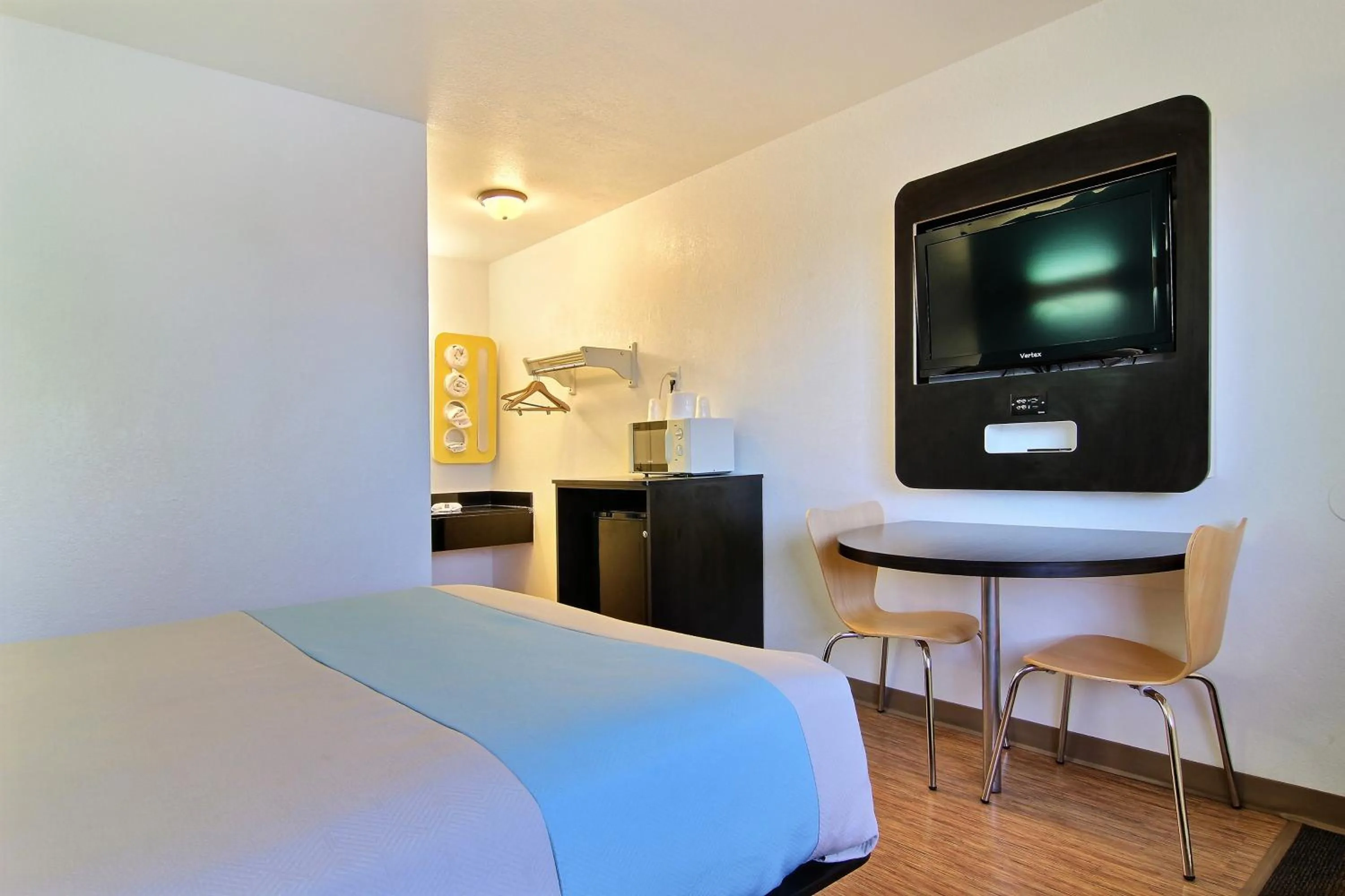 TV and multimedia, Bed in Motel 6-Carlsbad, NM