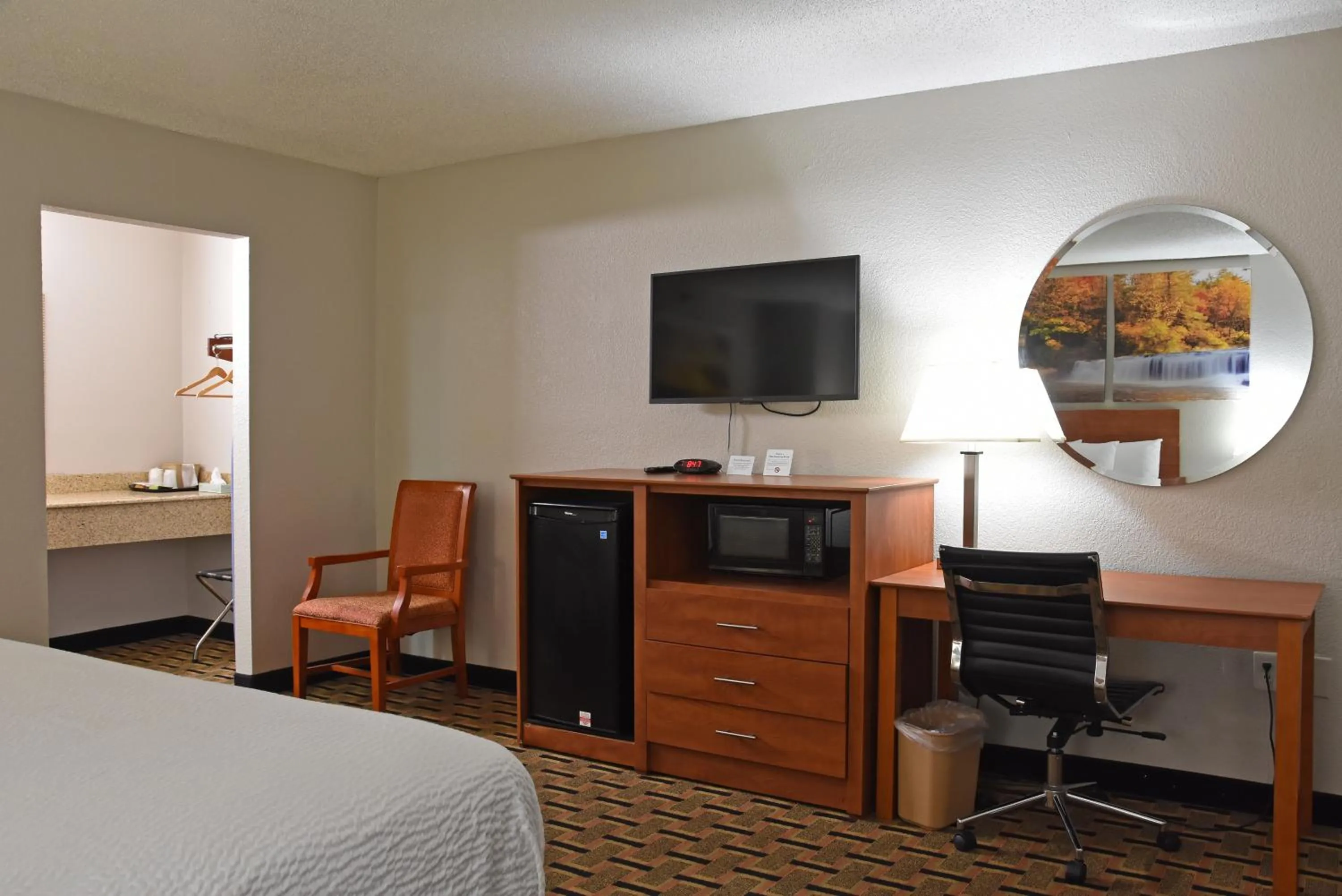 TV and multimedia, Bed in Days Inn by Wyndham Lebanon
