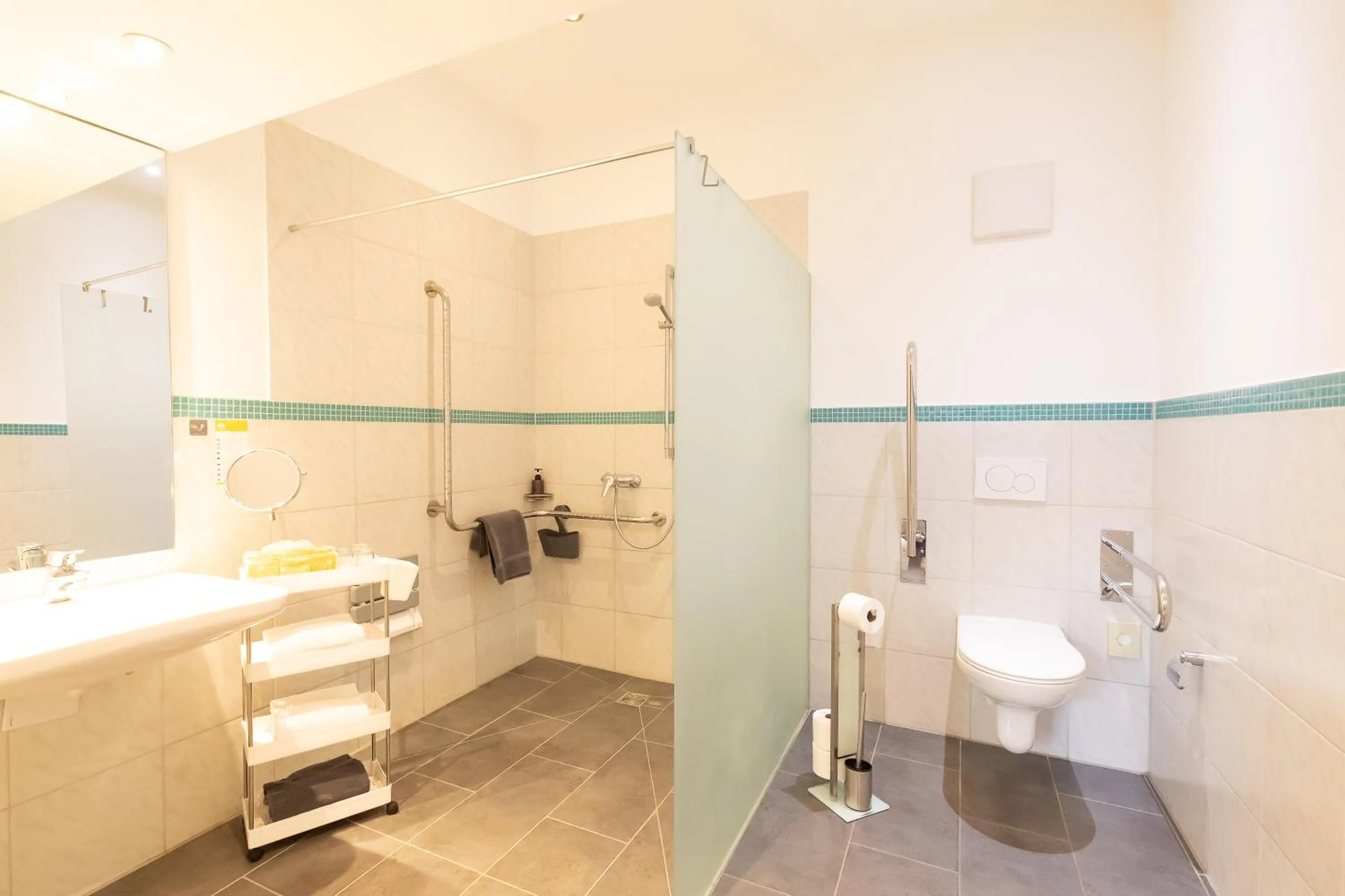 Shower in Hotel DAH-Inn