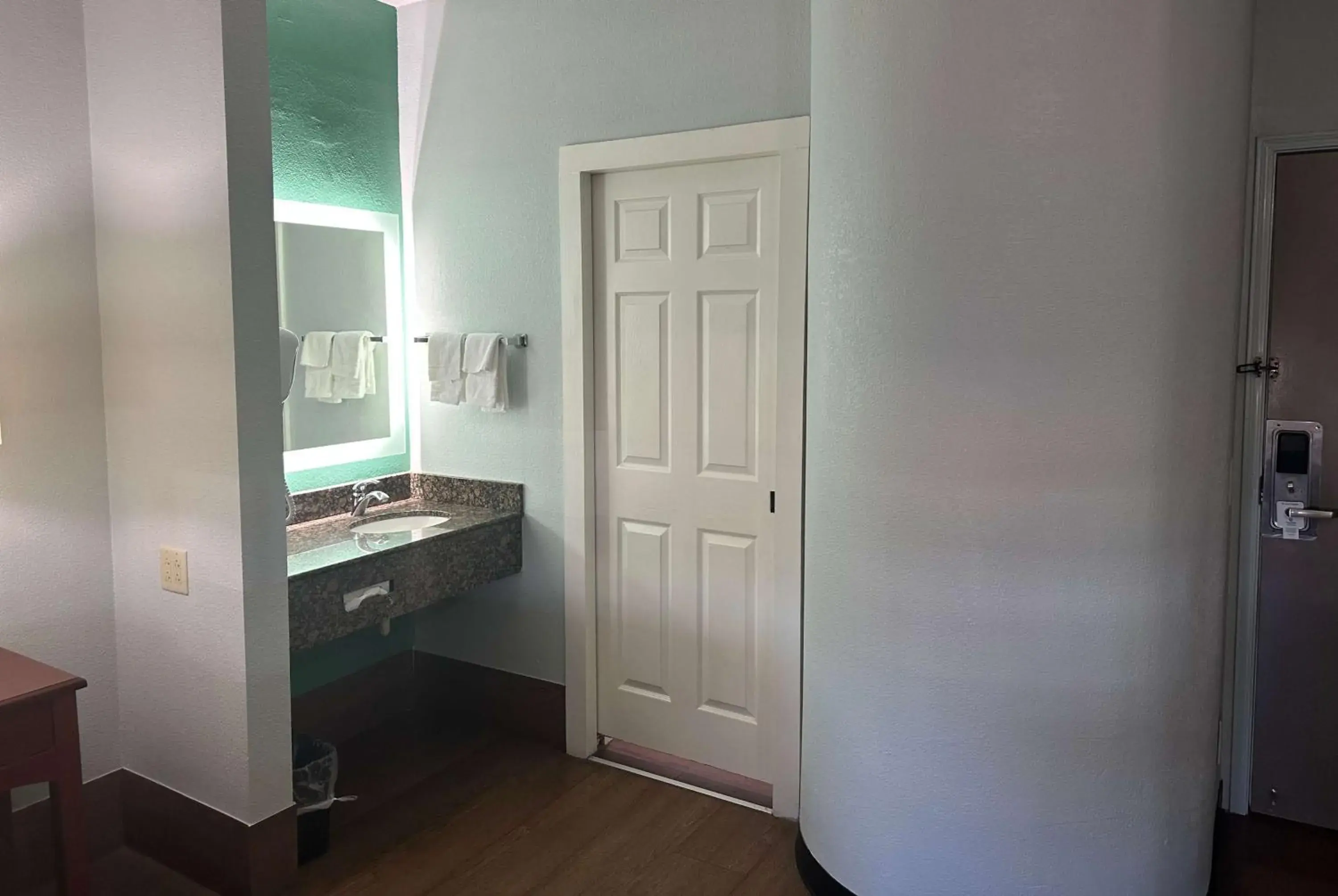 Photo of the whole room in Wingate by Wyndham Macon West I-475 Photo of the whole room in Wingate by Wyndham Macon West I-475