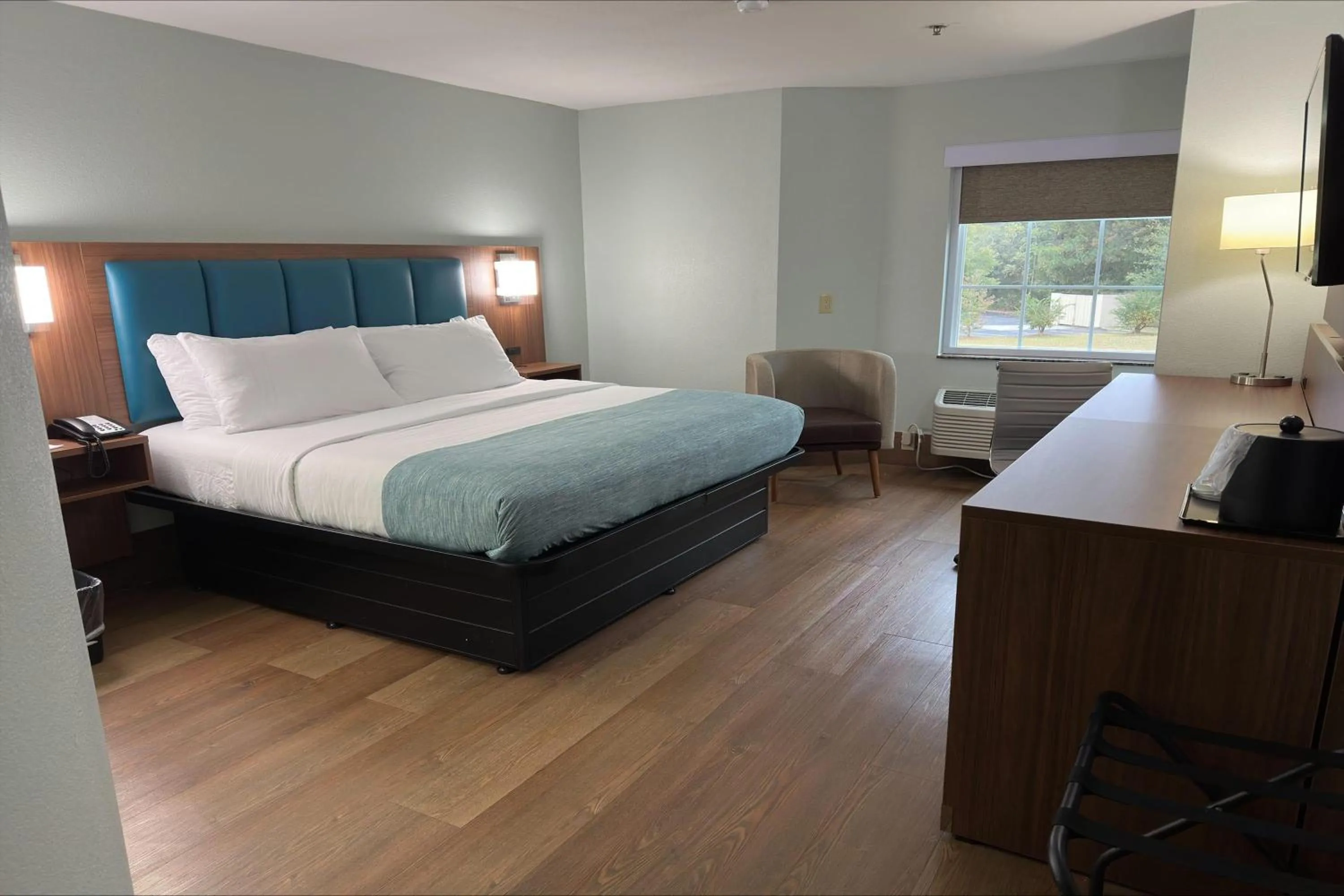 Photo of the whole room, Bed in Wingate by Wyndham Macon West I-475