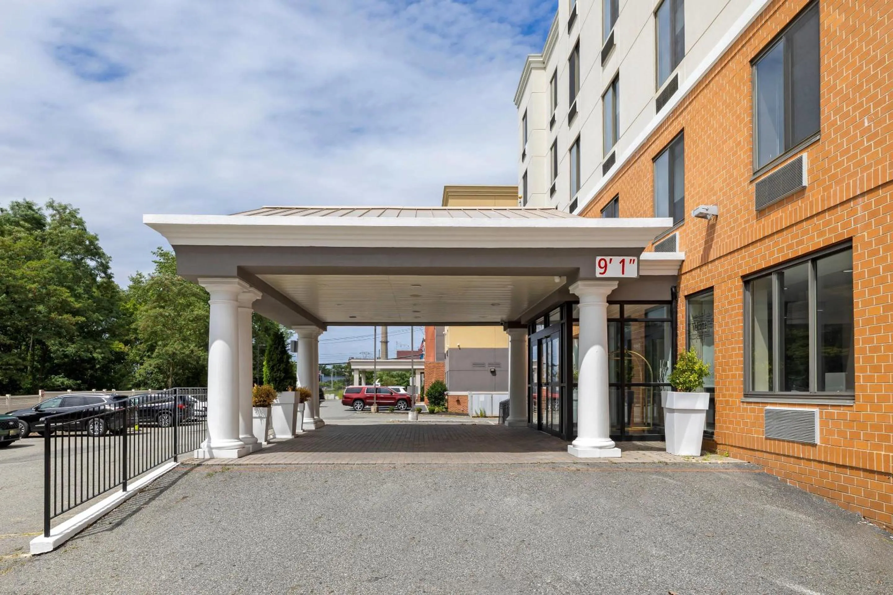Property building in Country Inn & Suites by Radisson, Staten Island
