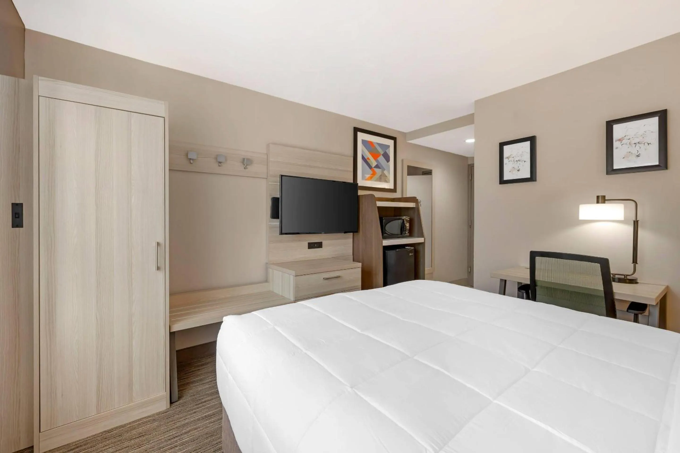 Bedroom, Bed in Country Inn & Suites by Radisson, Staten Island