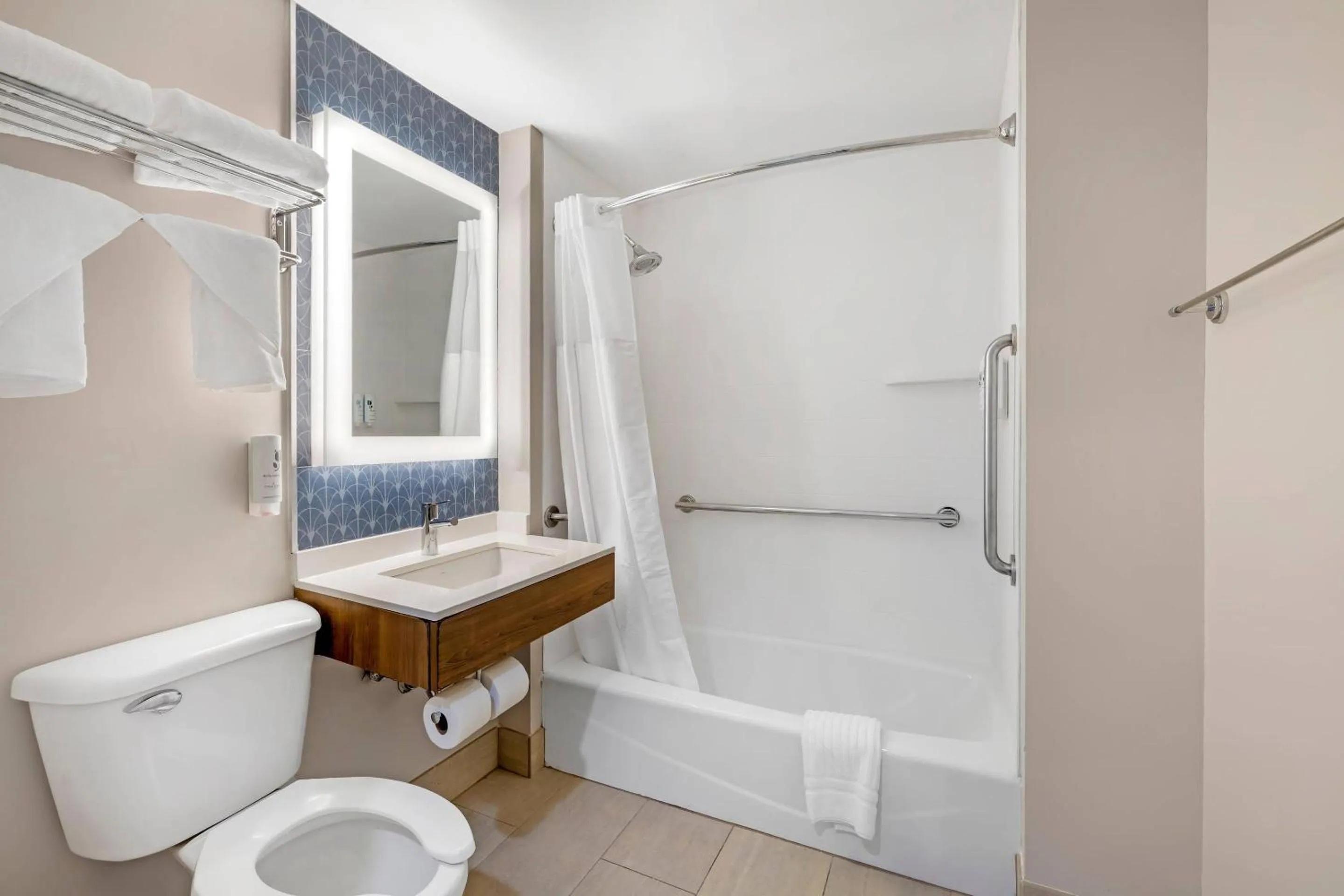 Bedroom in Country Inn & Suites by Radisson, Staten Island