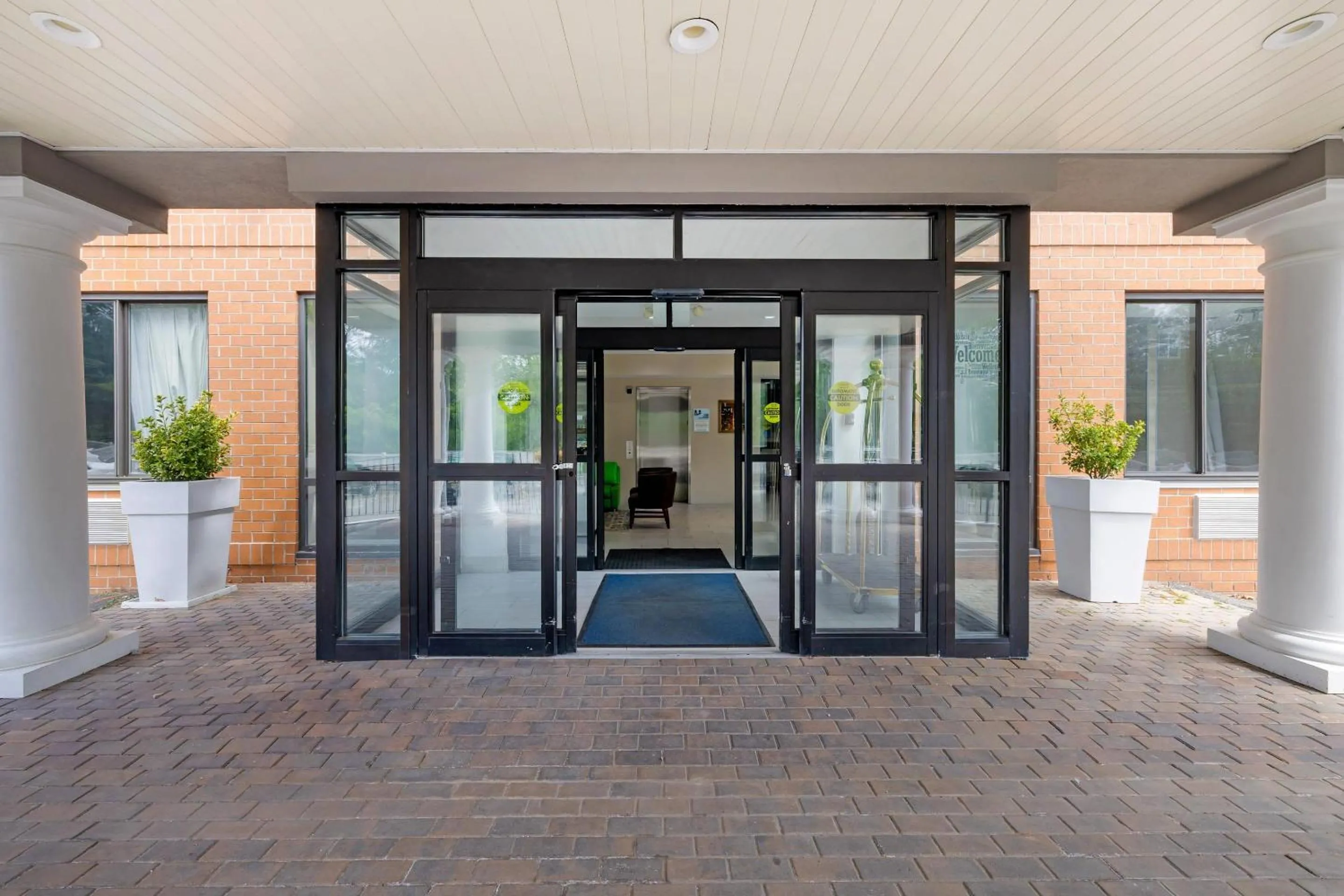 Property building in Country Inn & Suites by Radisson, Staten Island