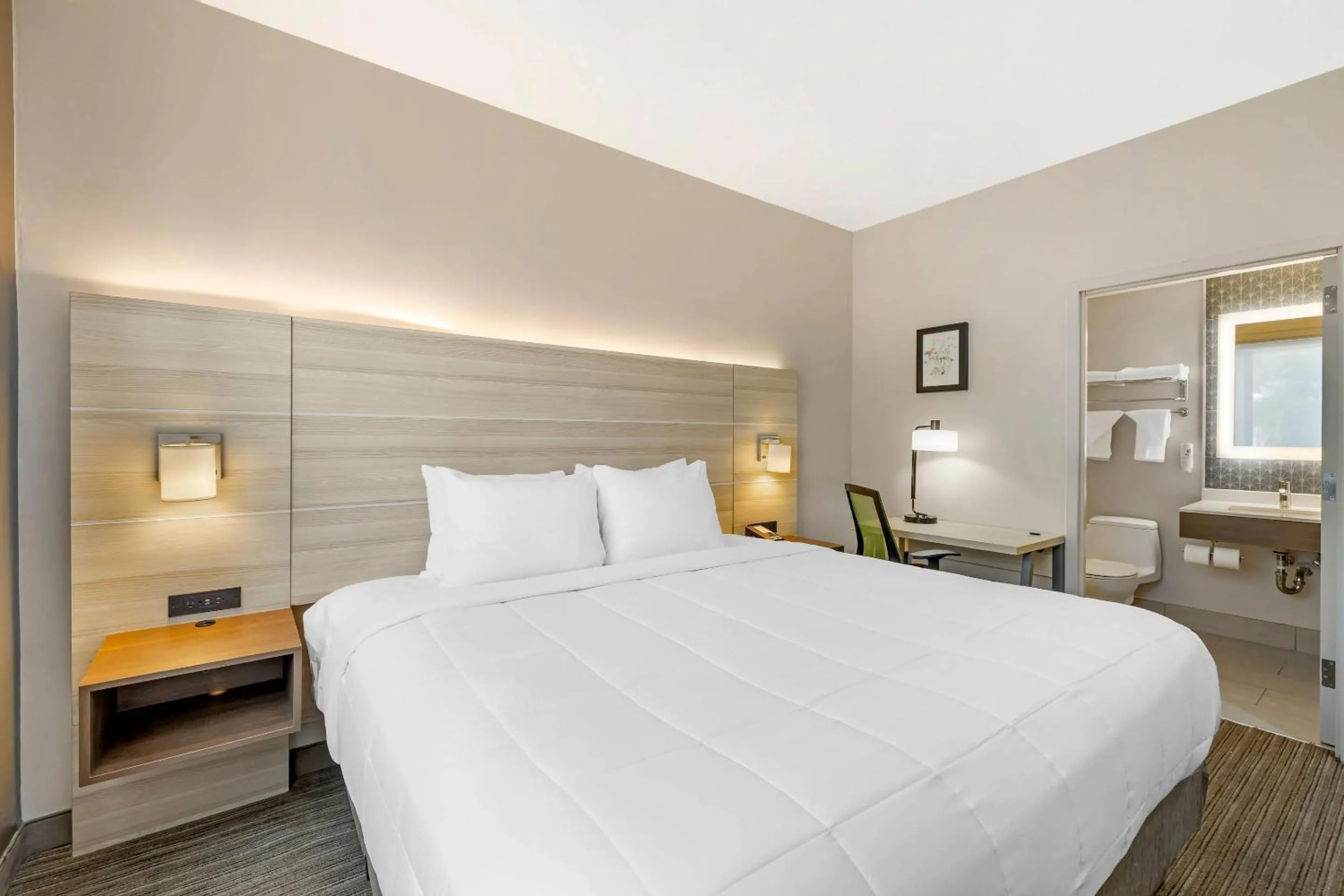 Bedroom, Bed in Country Inn & Suites by Radisson, Staten Island