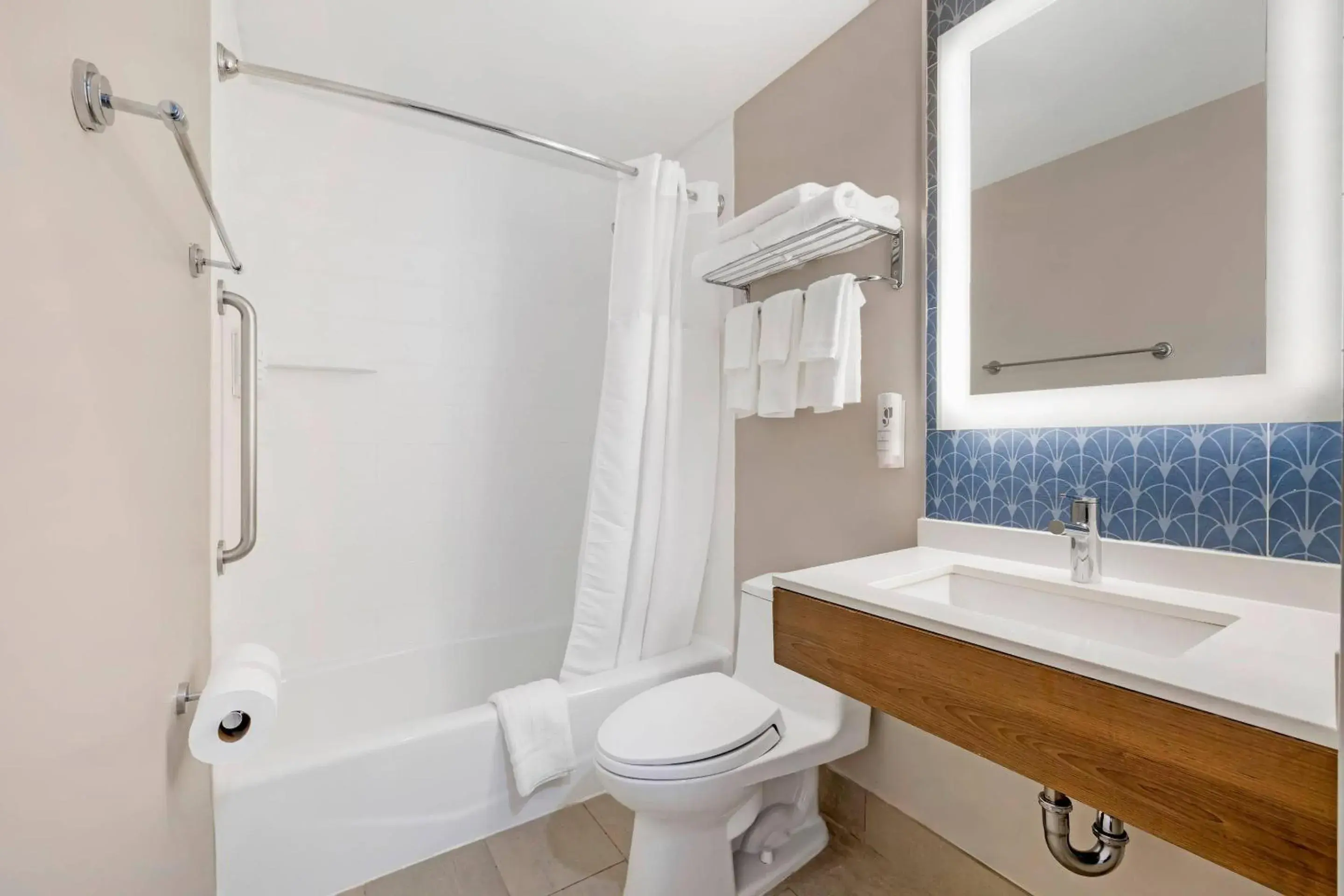 Bedroom in Country Inn & Suites by Radisson, Staten Island Bedroom in Country Inn & Suites by Radisson, Staten Island