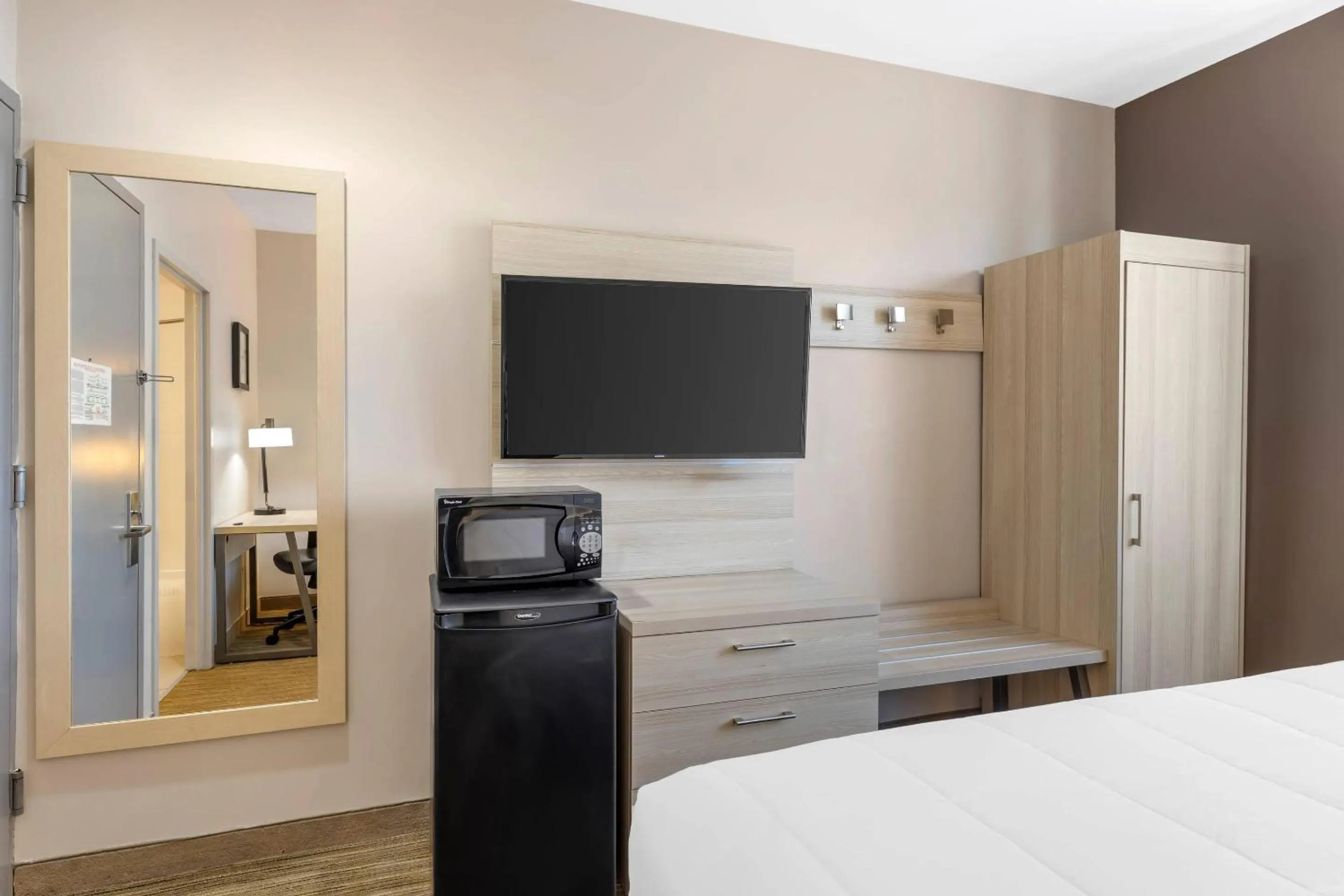 Bedroom, Bed in Country Inn & Suites by Radisson, Staten Island