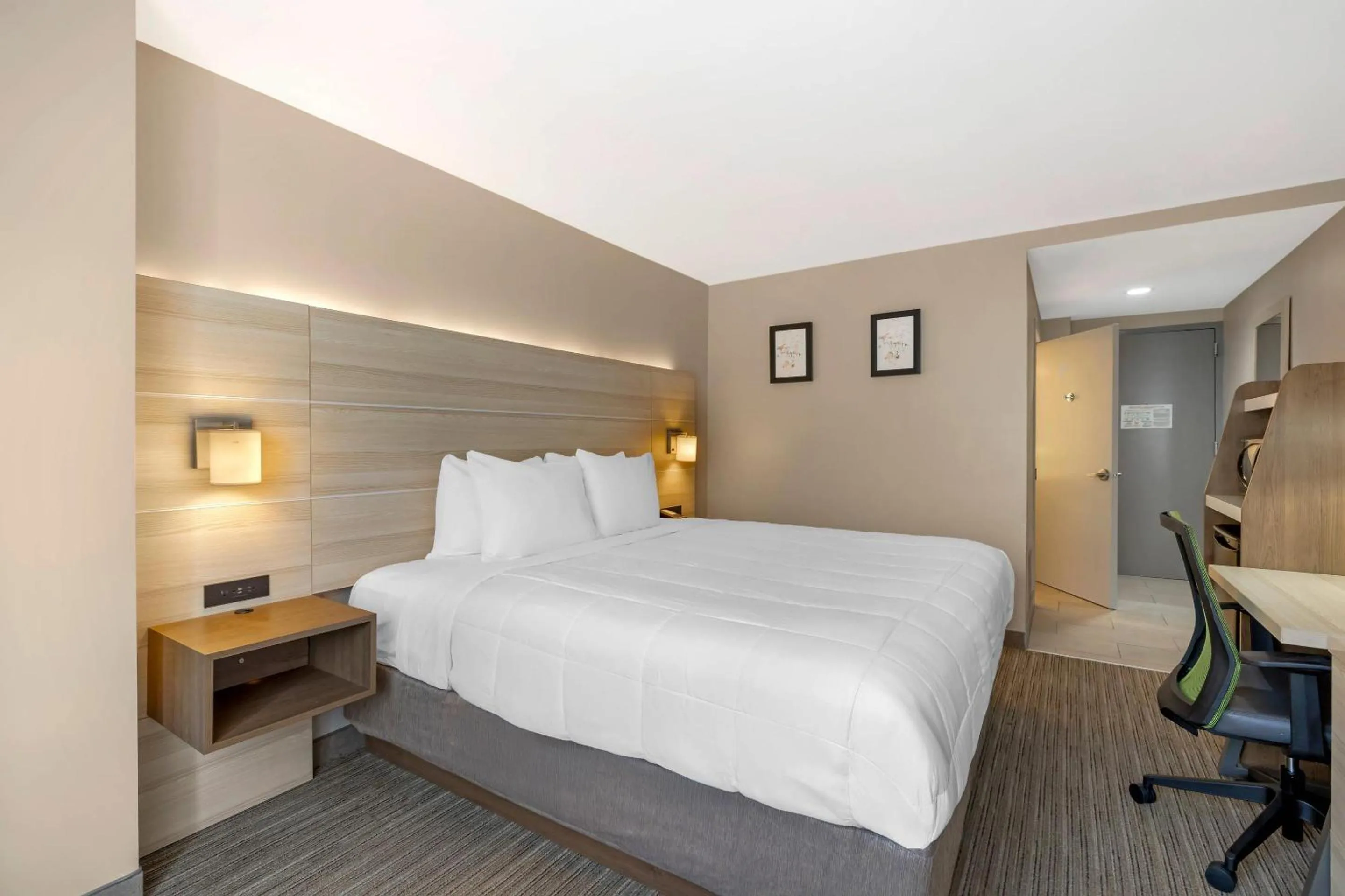 Bedroom, Bed in Country Inn & Suites by Radisson, Staten Island