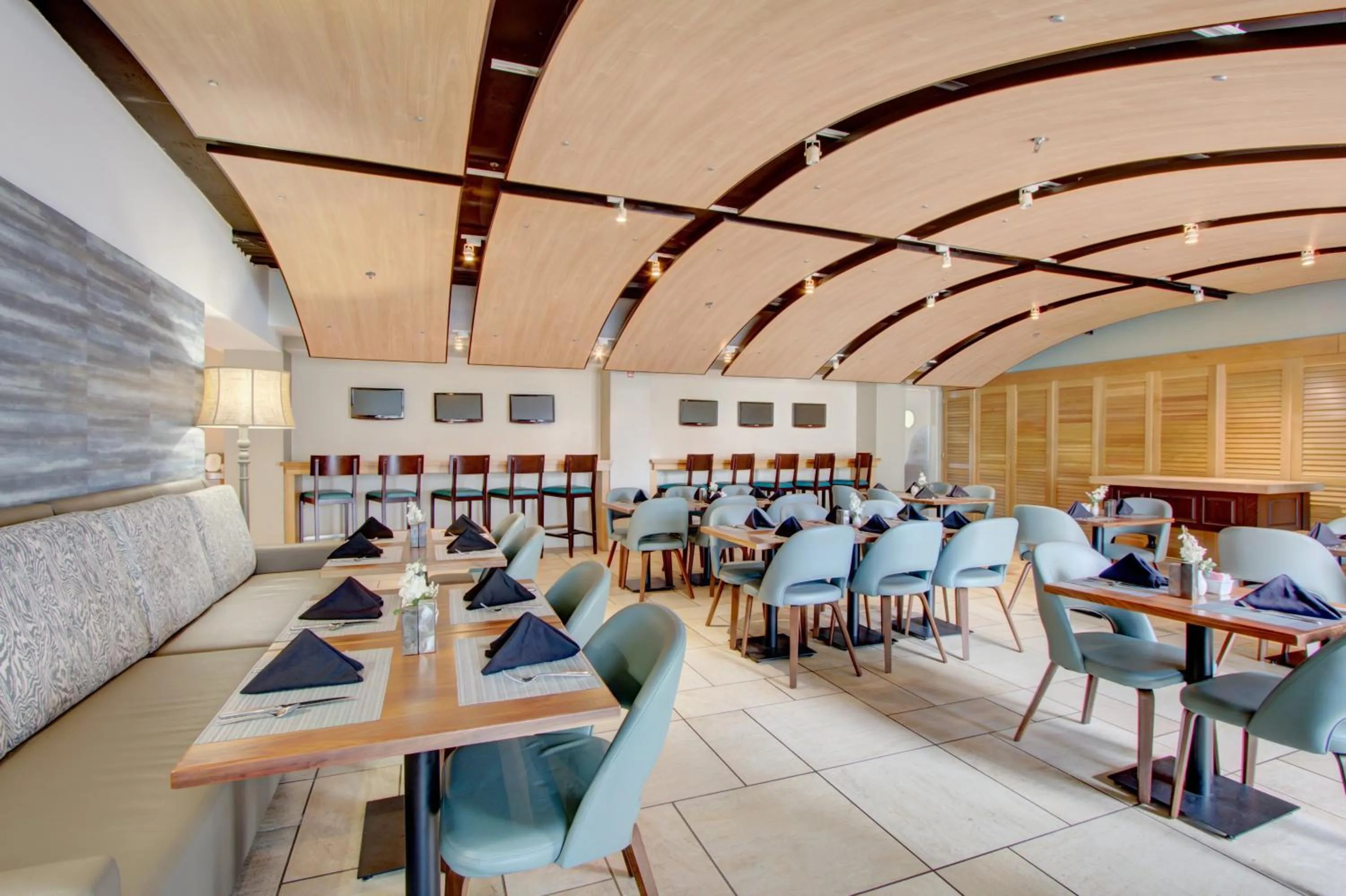 Restaurant/places to eat in Crowne Plaza Charleston by IHG