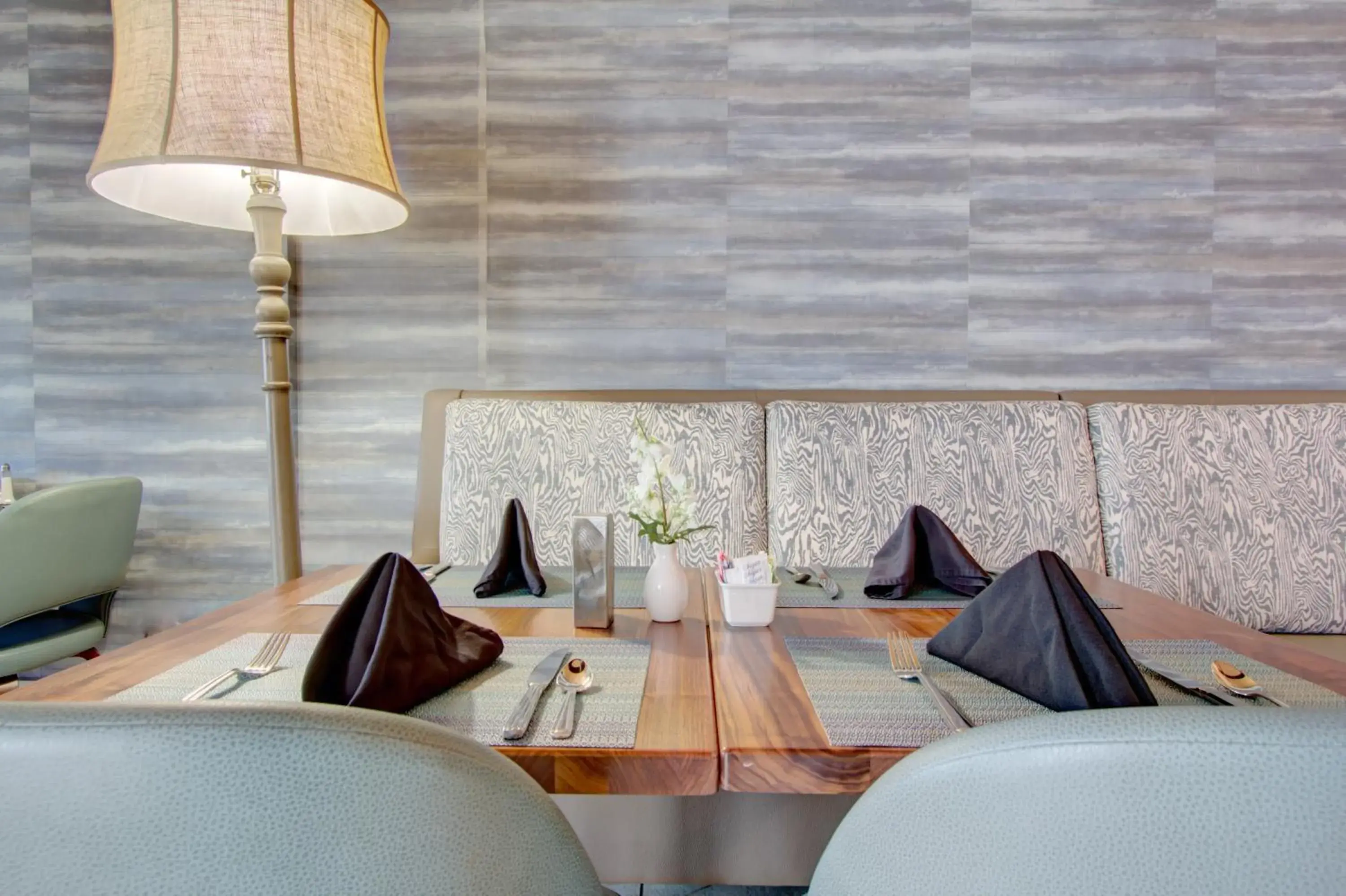 Restaurant/places to eat in Crowne Plaza Charleston by IHG Restaurant/places to eat in Crowne Plaza Charleston by IHG