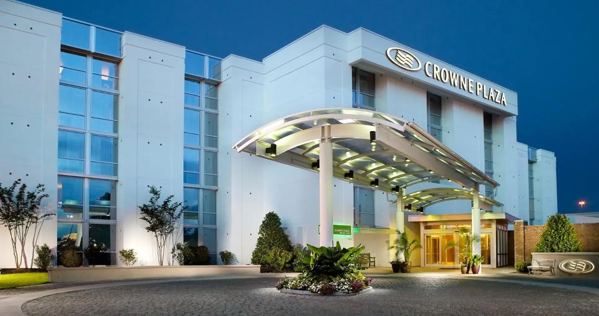 Property building in Crowne Plaza Charleston by IHG Property building in Crowne Plaza Charleston by IHG