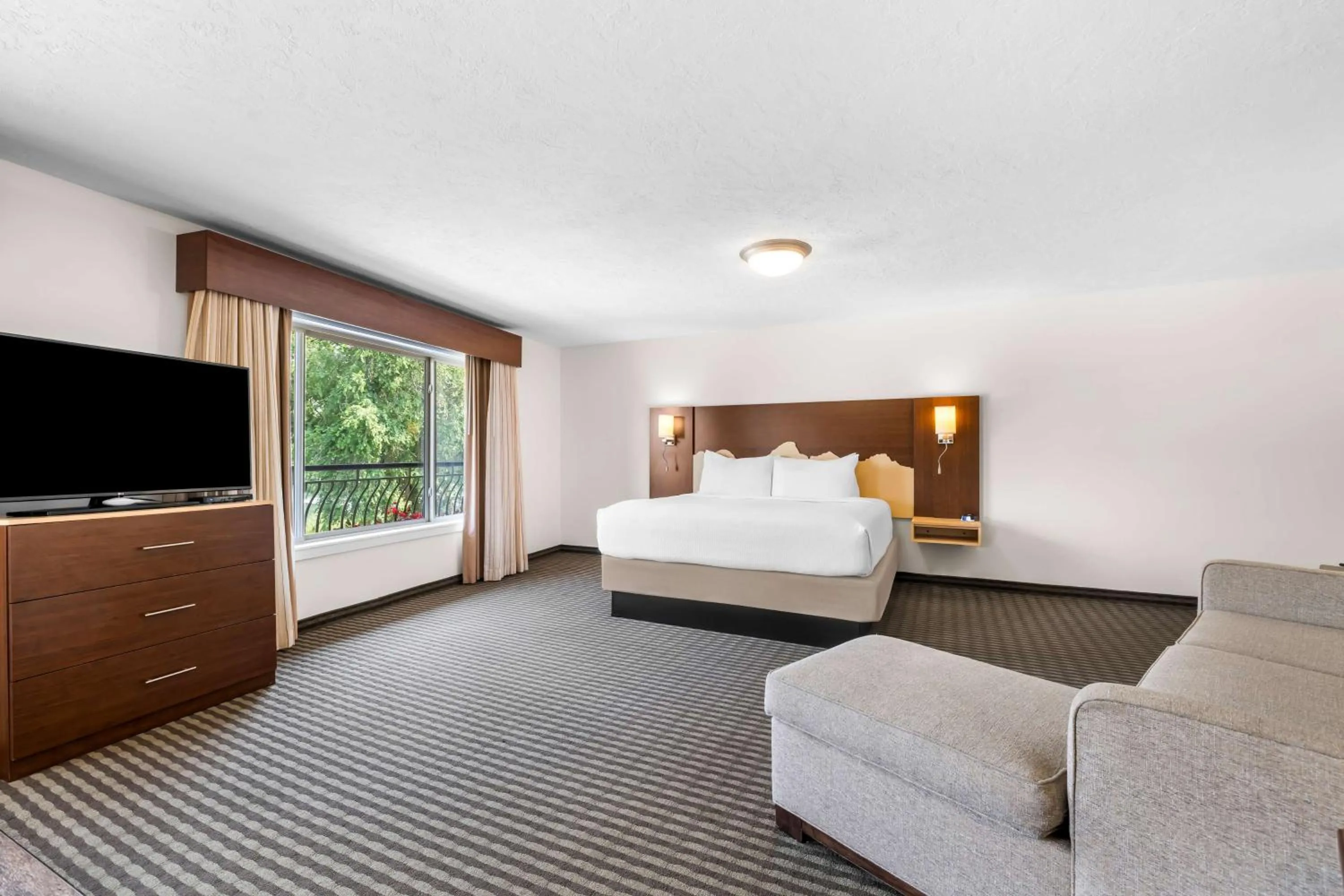 Photo of the whole room, Bed in Best Western Driftwood Inn