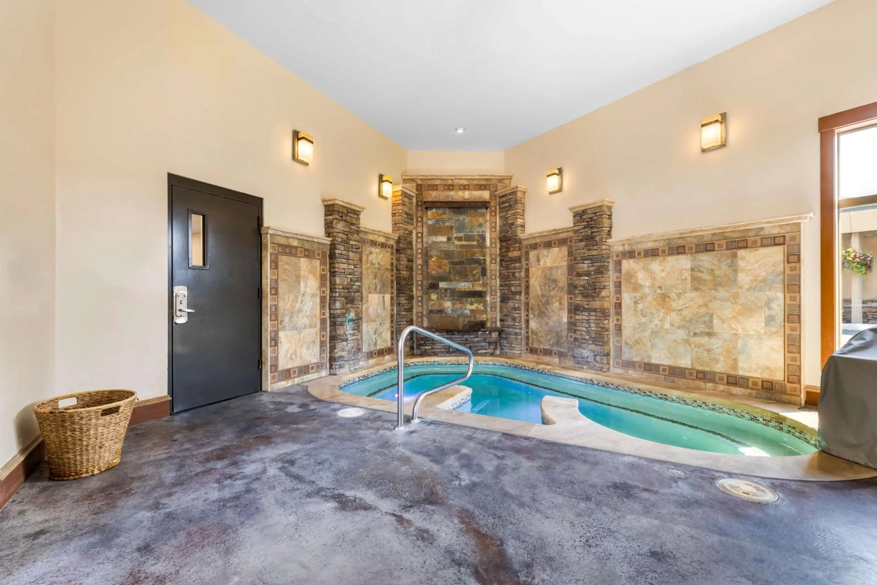 Pool view in Best Western Driftwood Inn