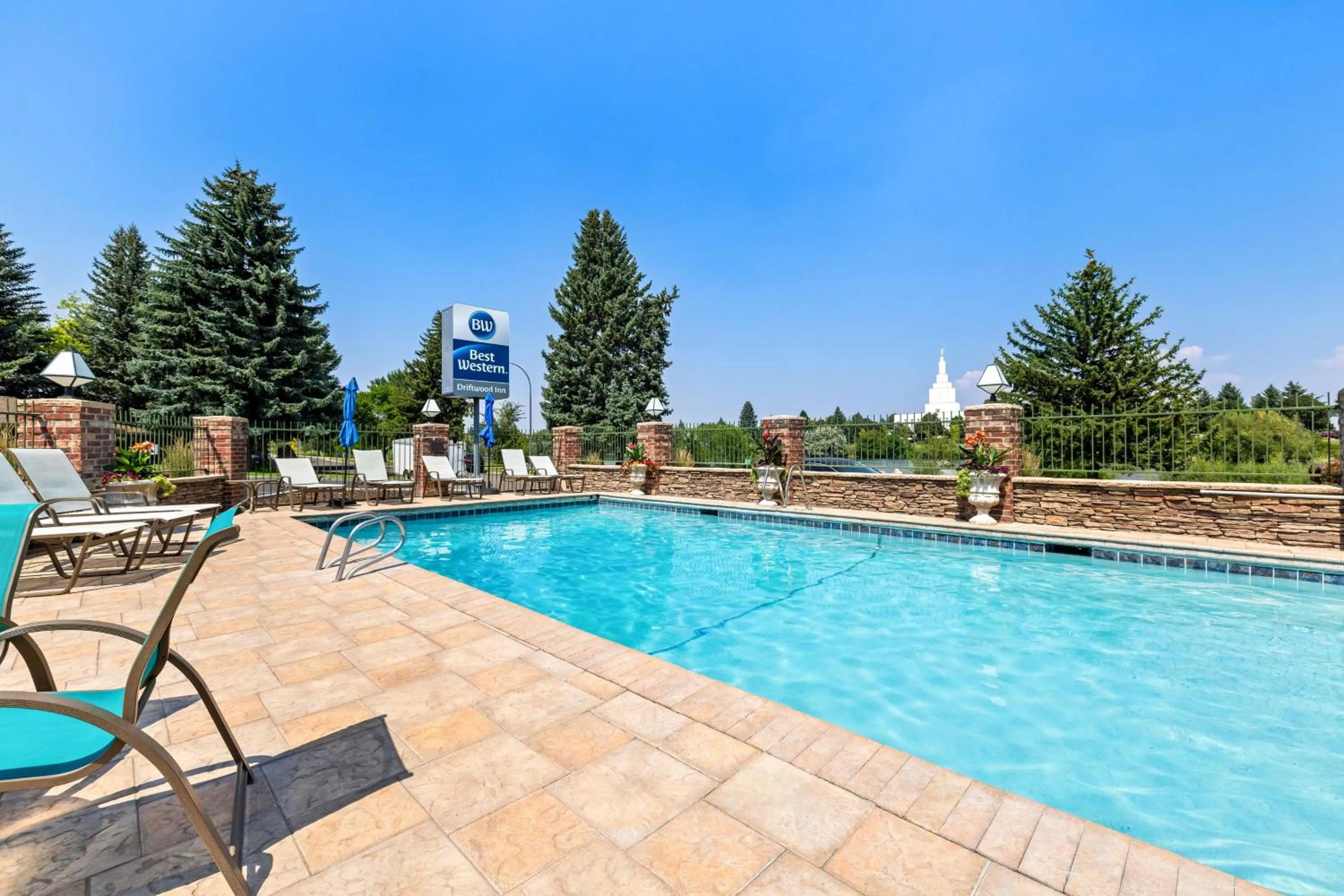 Pool view in Best Western Driftwood Inn