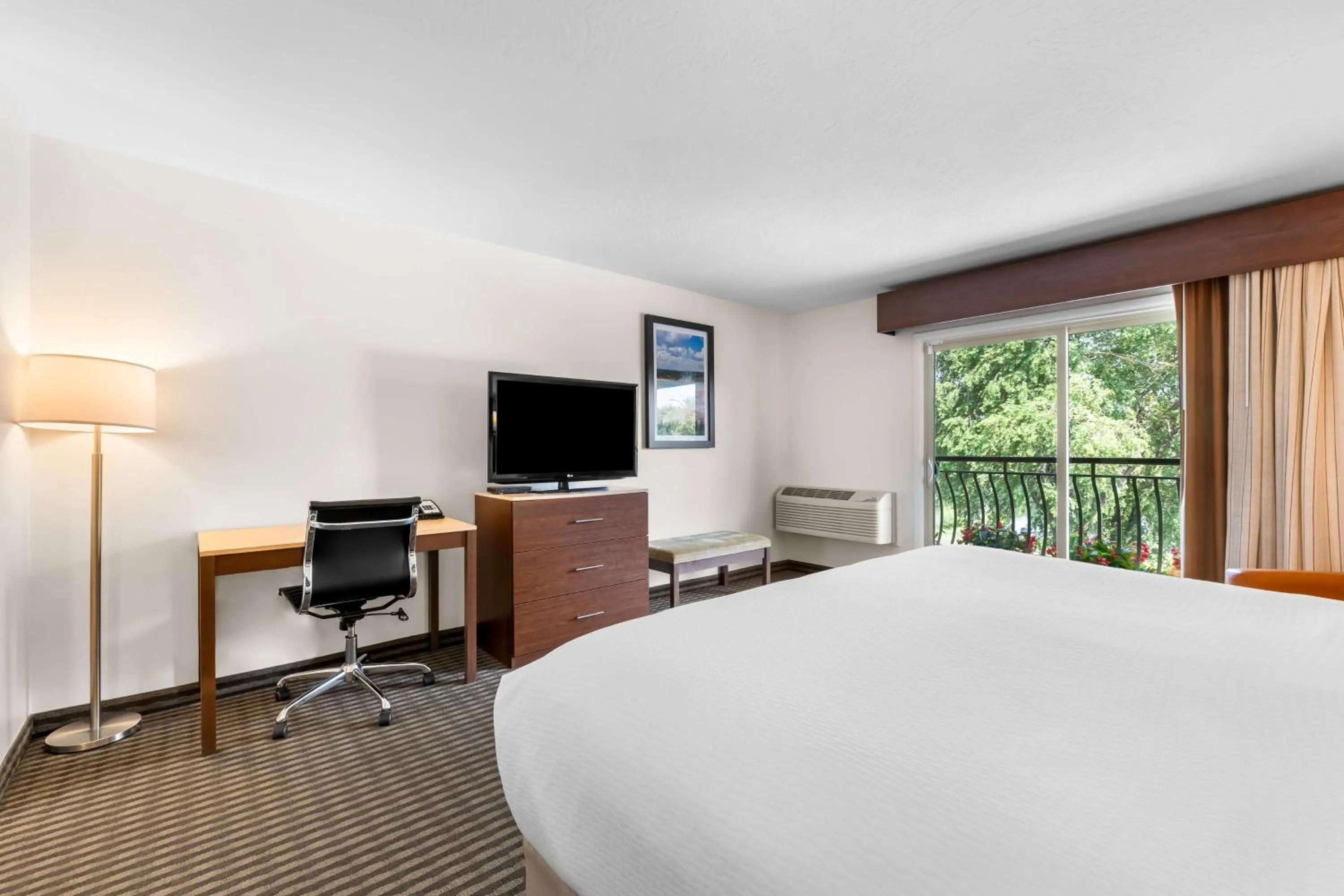 Bedroom, Bed in Best Western Driftwood Inn