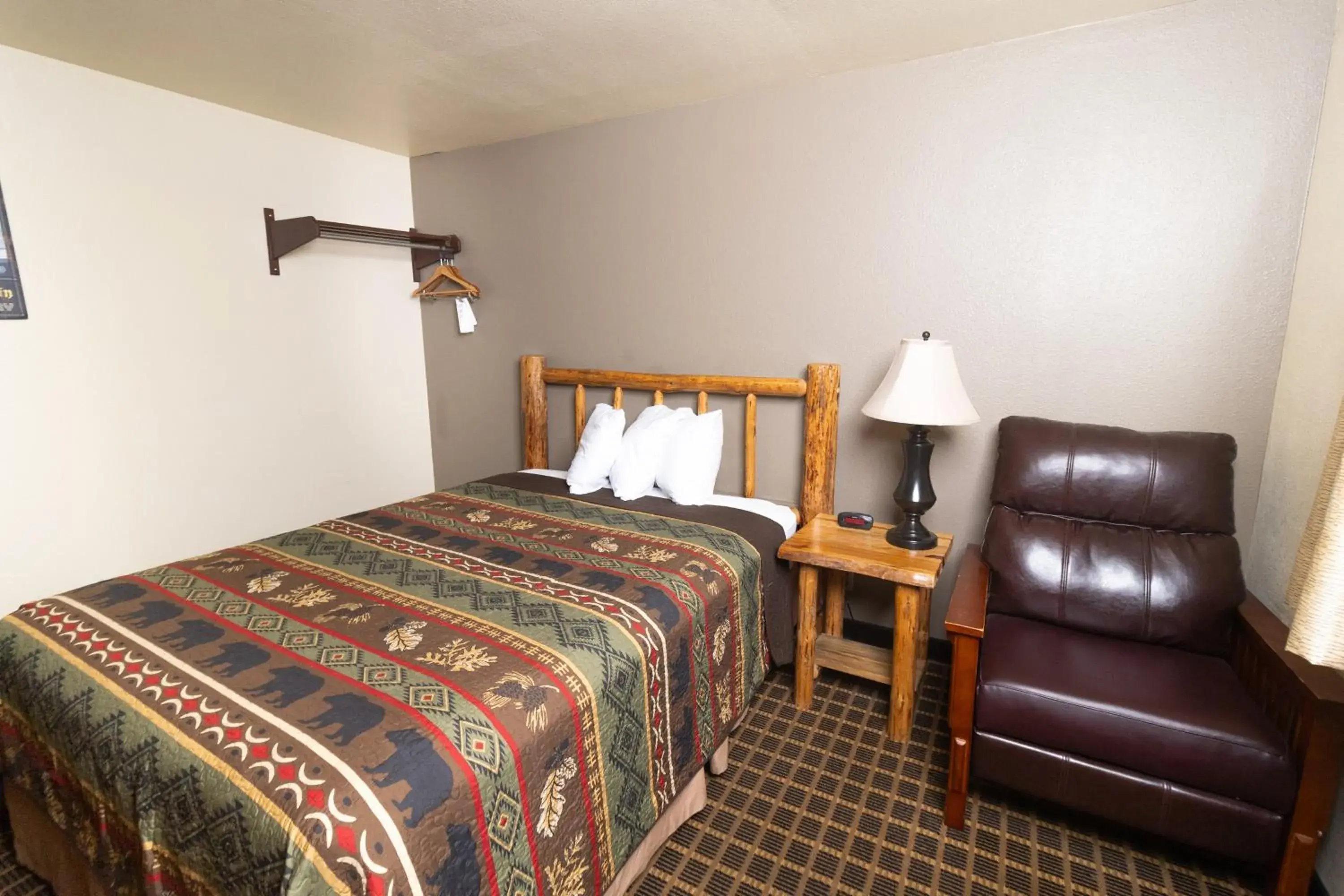 Bed in FairBridge Inn and Suites Sandpoint Bed in FairBridge Inn and Suites Sandpoint
