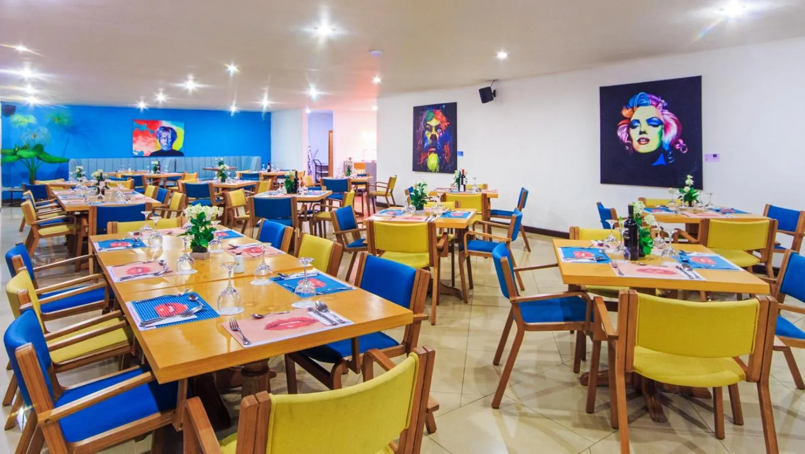 Restaurant/places to eat in Pop Art Hotel Las Colinas Manizales