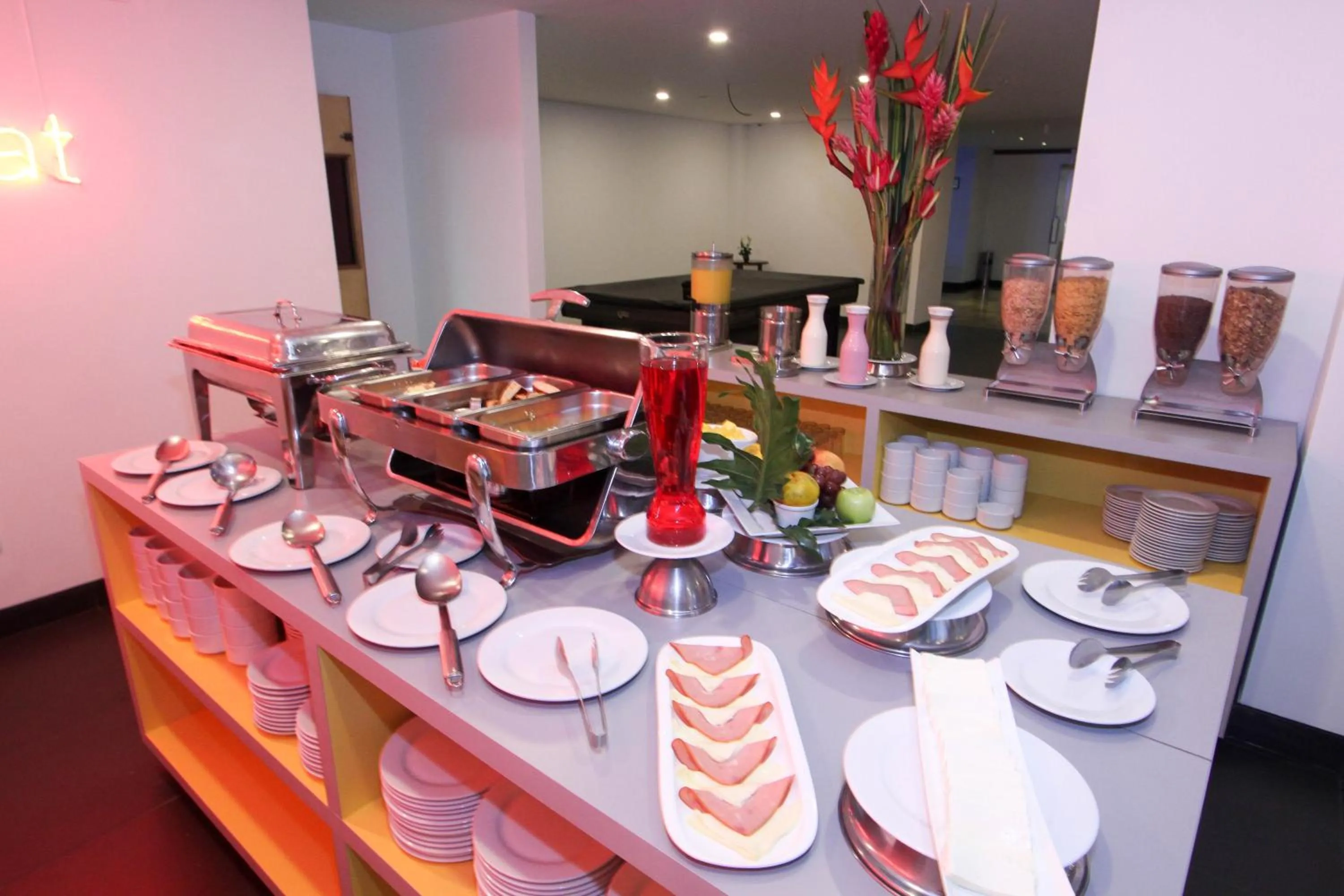 Restaurant/places to eat in Pop Art Hotel Las Colinas Manizales