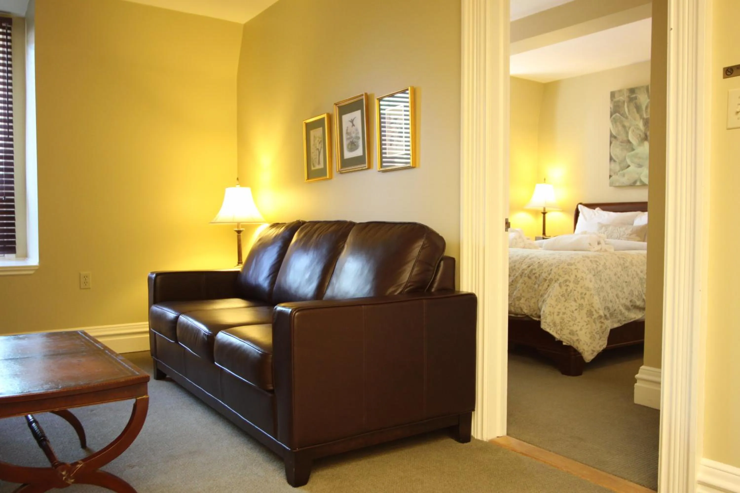 Seating area, Bed in The Halliburton