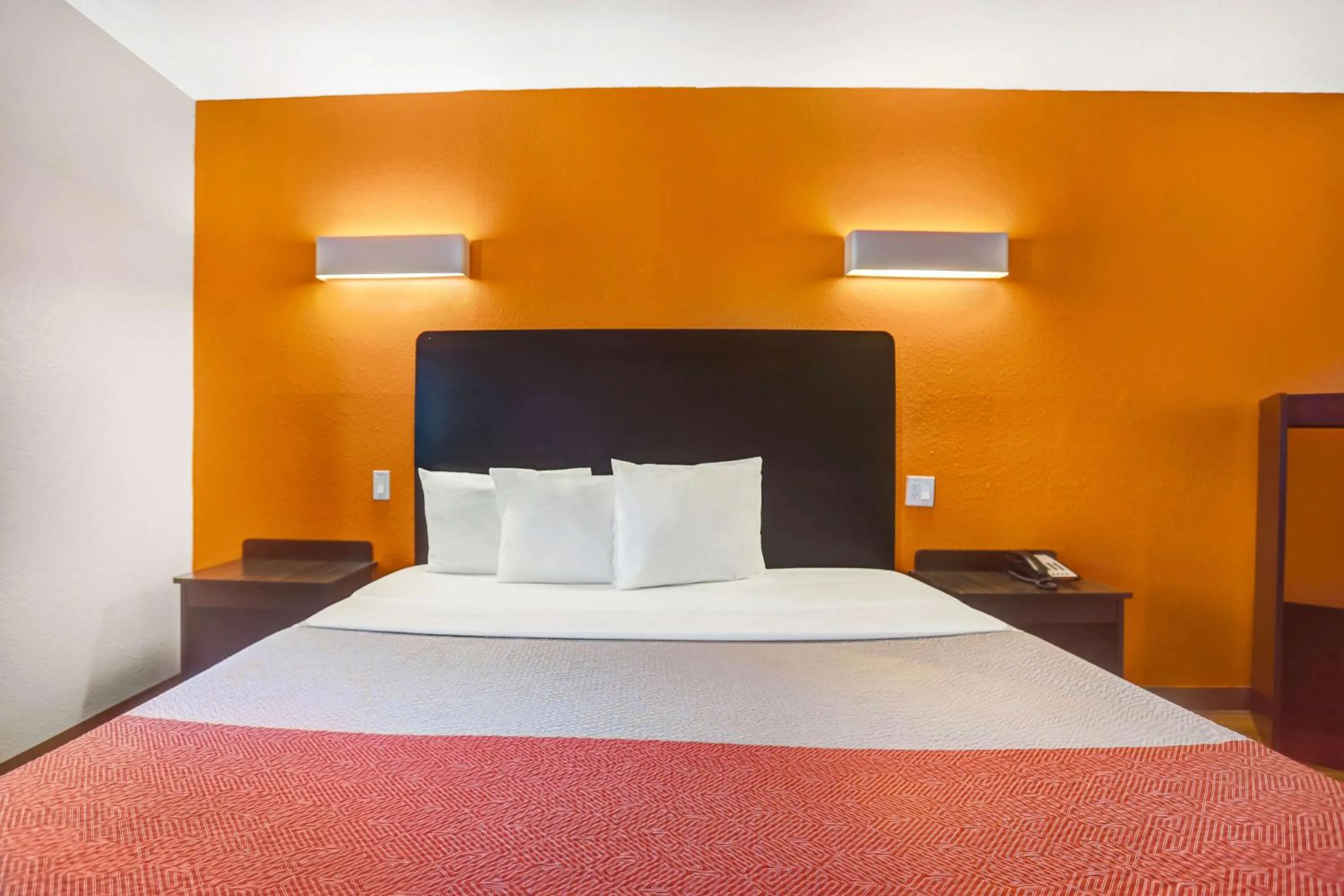 Photo of the whole room, Bed in Motel 6-Silver City, NM