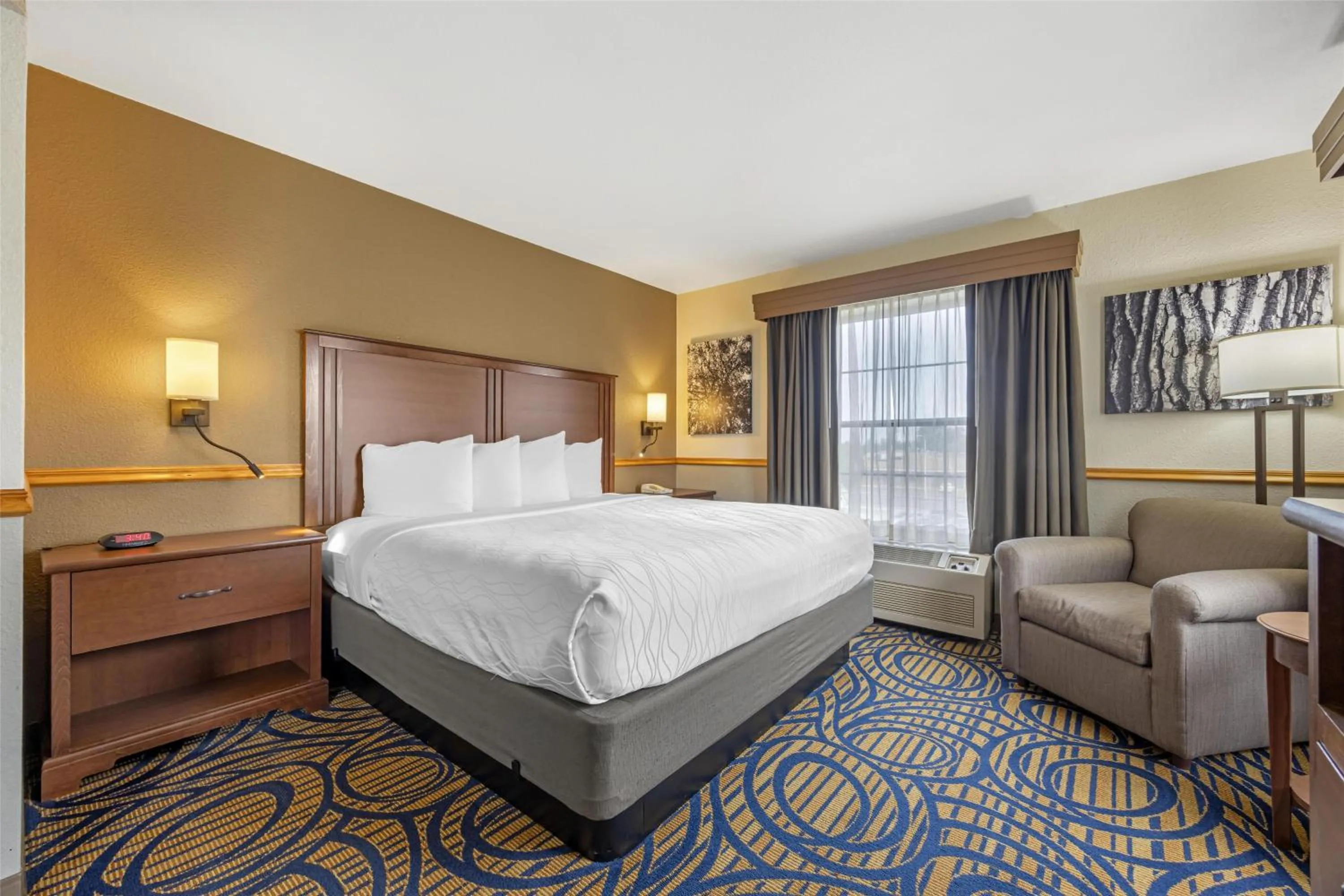 Bedroom, Bed in Best Western Woodburn Inn