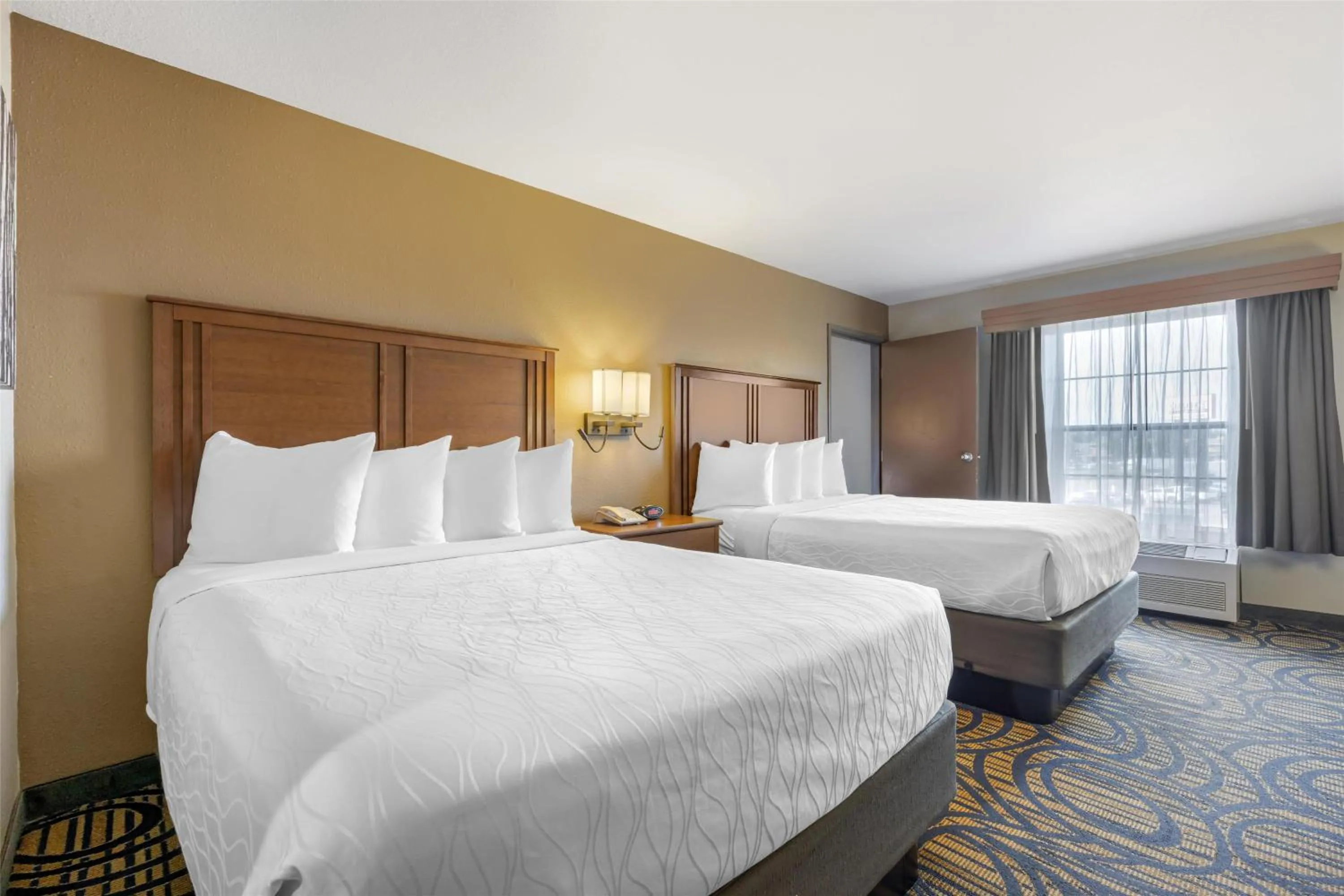 Bedroom, Bed in Best Western Woodburn Inn